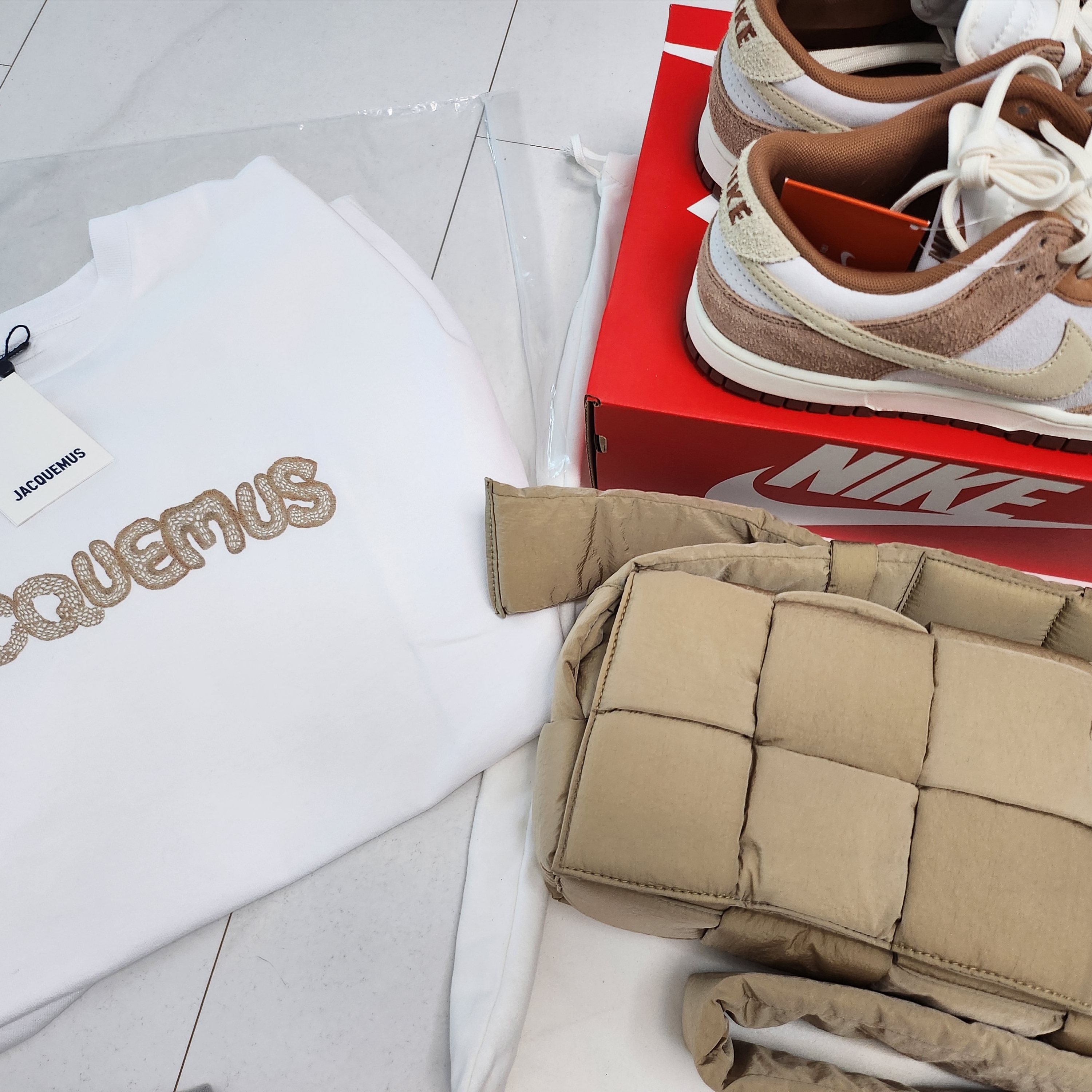 Bottega Veneta Padded Tech Cassette Sesame, Nike Dunk Low Pro Premium Medium Curry 착용 스타일