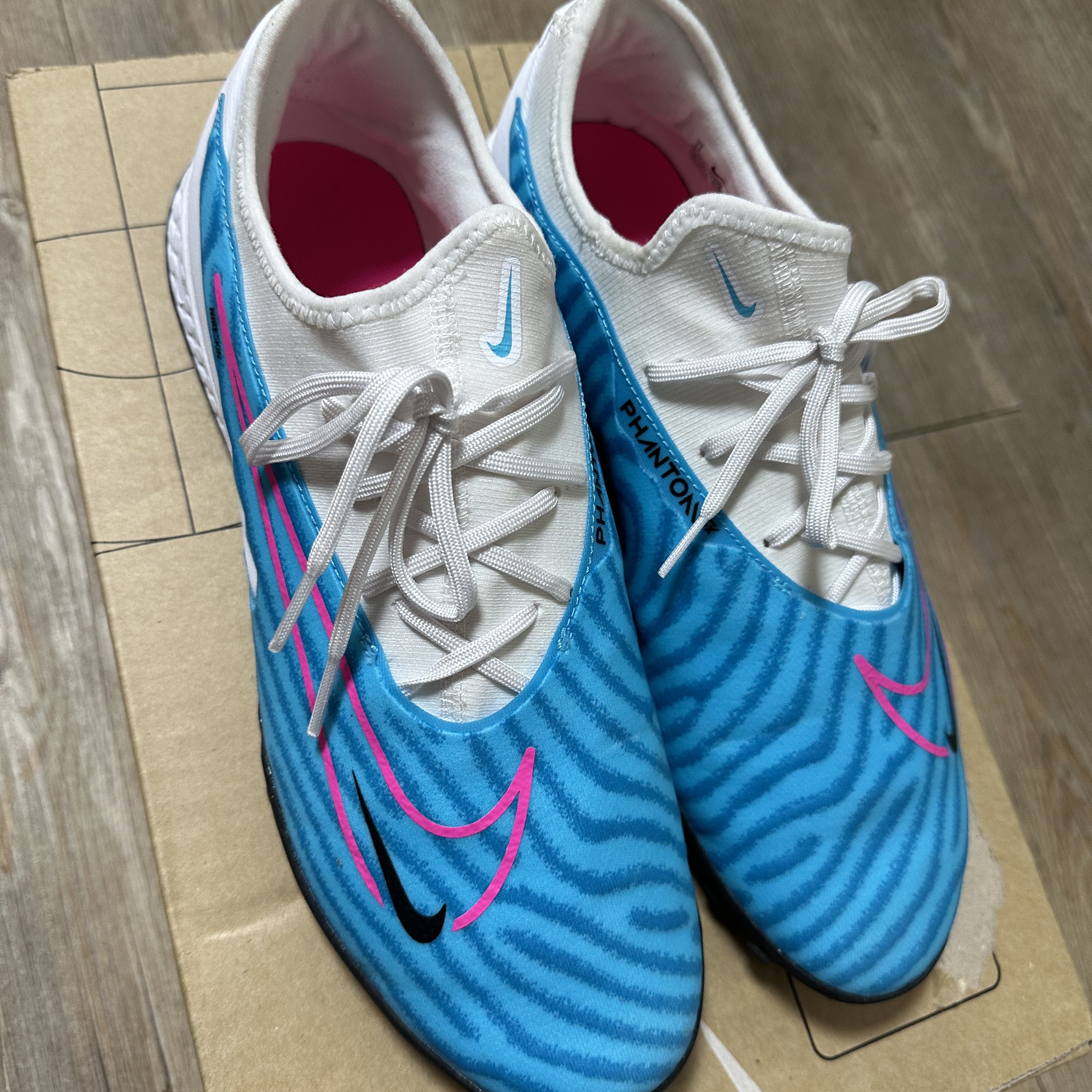 Nike Zoom Vapor 15 Pro NU TF Guava Ice Black, Nike React Phantom GX Pro TF Baltic Blue White 착용 스타일 - 4