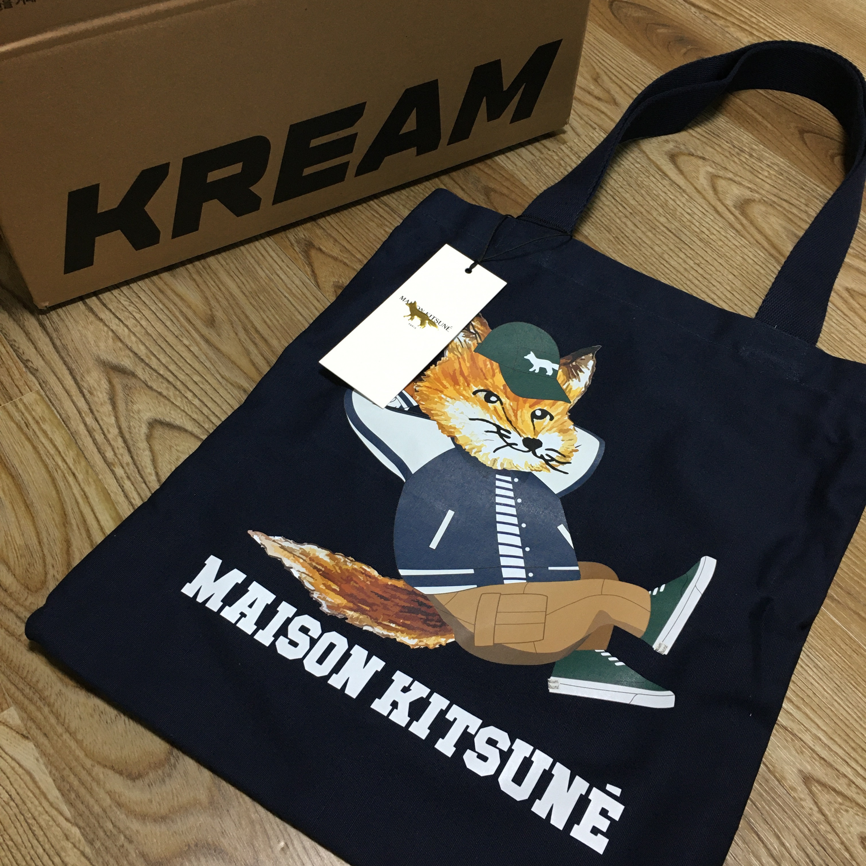 Maison Kitsune Dressed Fox Vertical Tote Bag Navy 착용 스타일 - 1