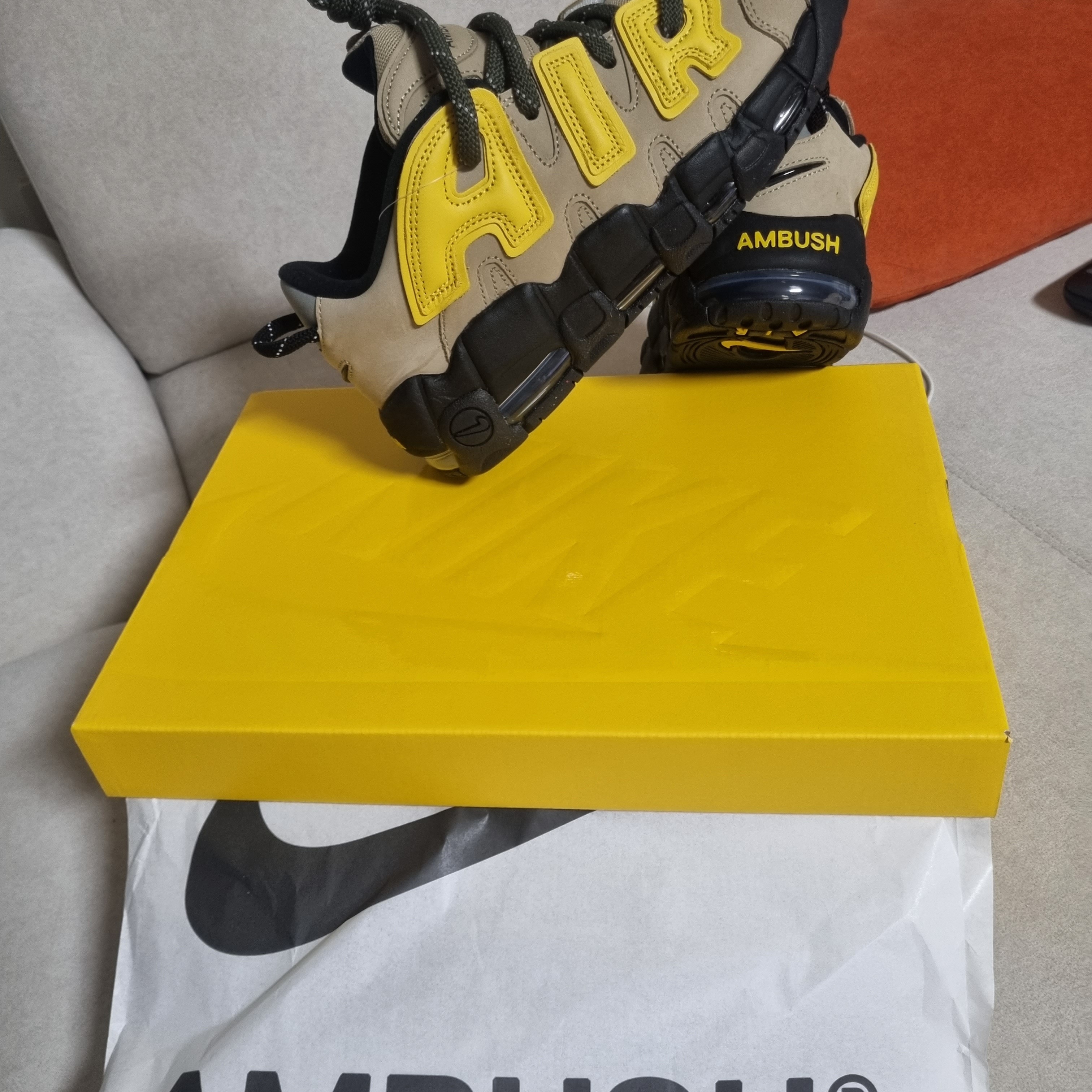 Nike x Ambush Air More Uptempo Low Vivid Sulfur and Limestone 착용 스타일 - 2