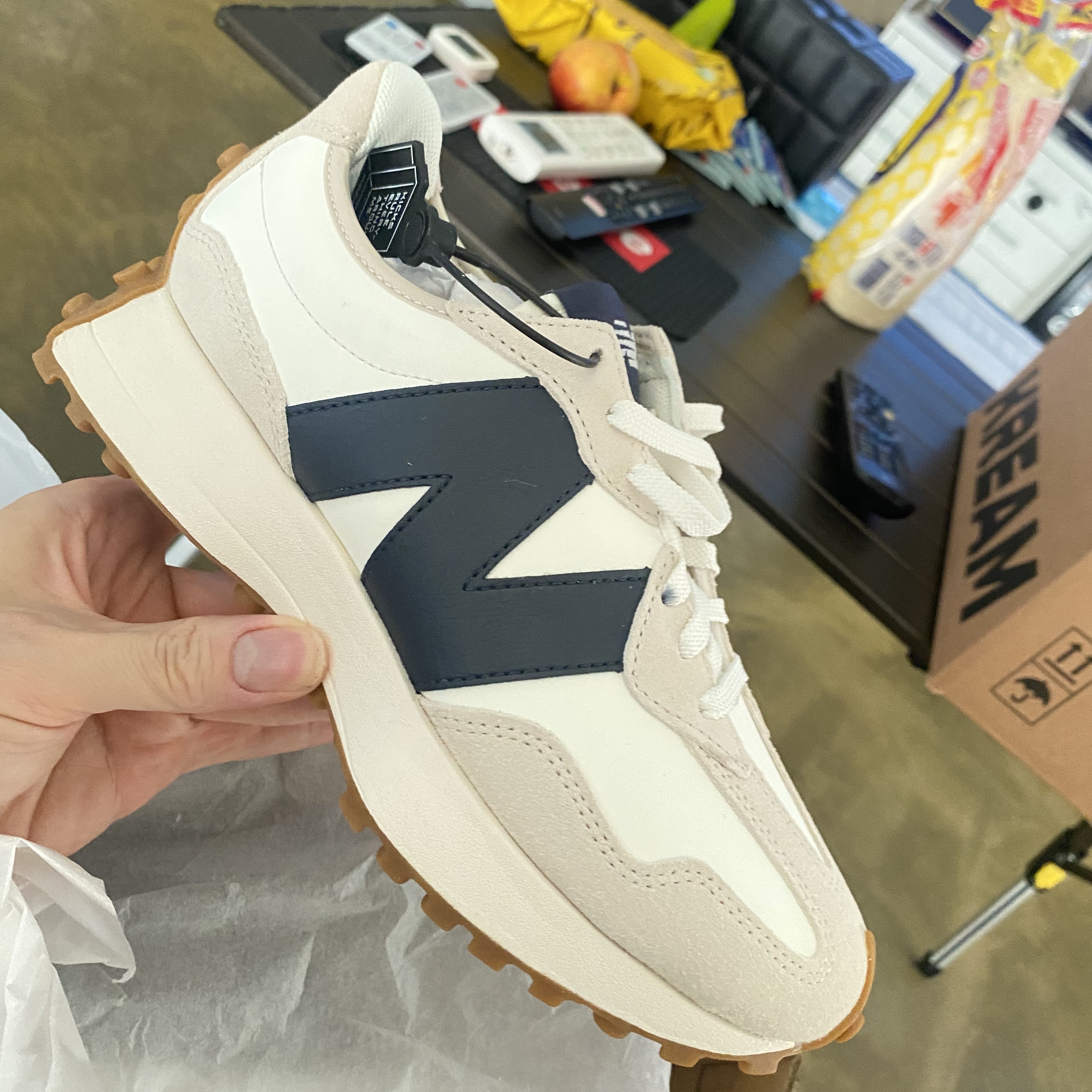 (W) New Balance 327 Beige Gum 착용 스타일