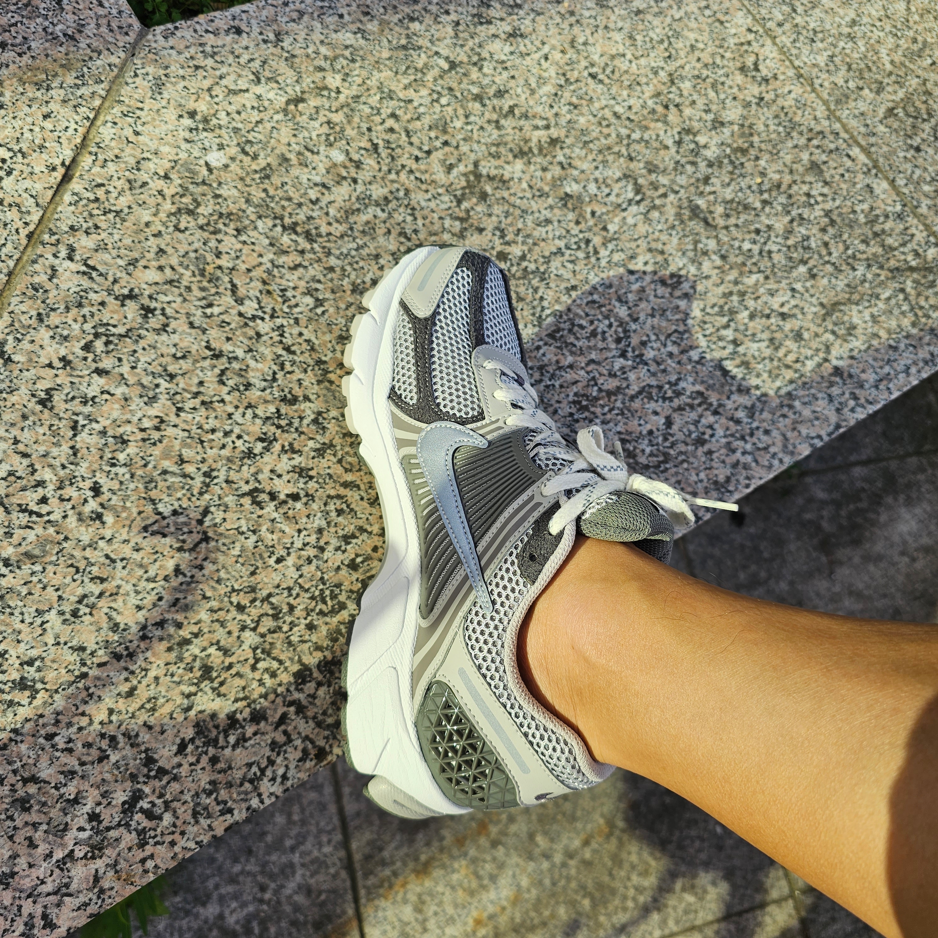 Nike Zoom Vomero 5 PRM Light Iron Ore and Flat Fewter 착용 스타일 - 3