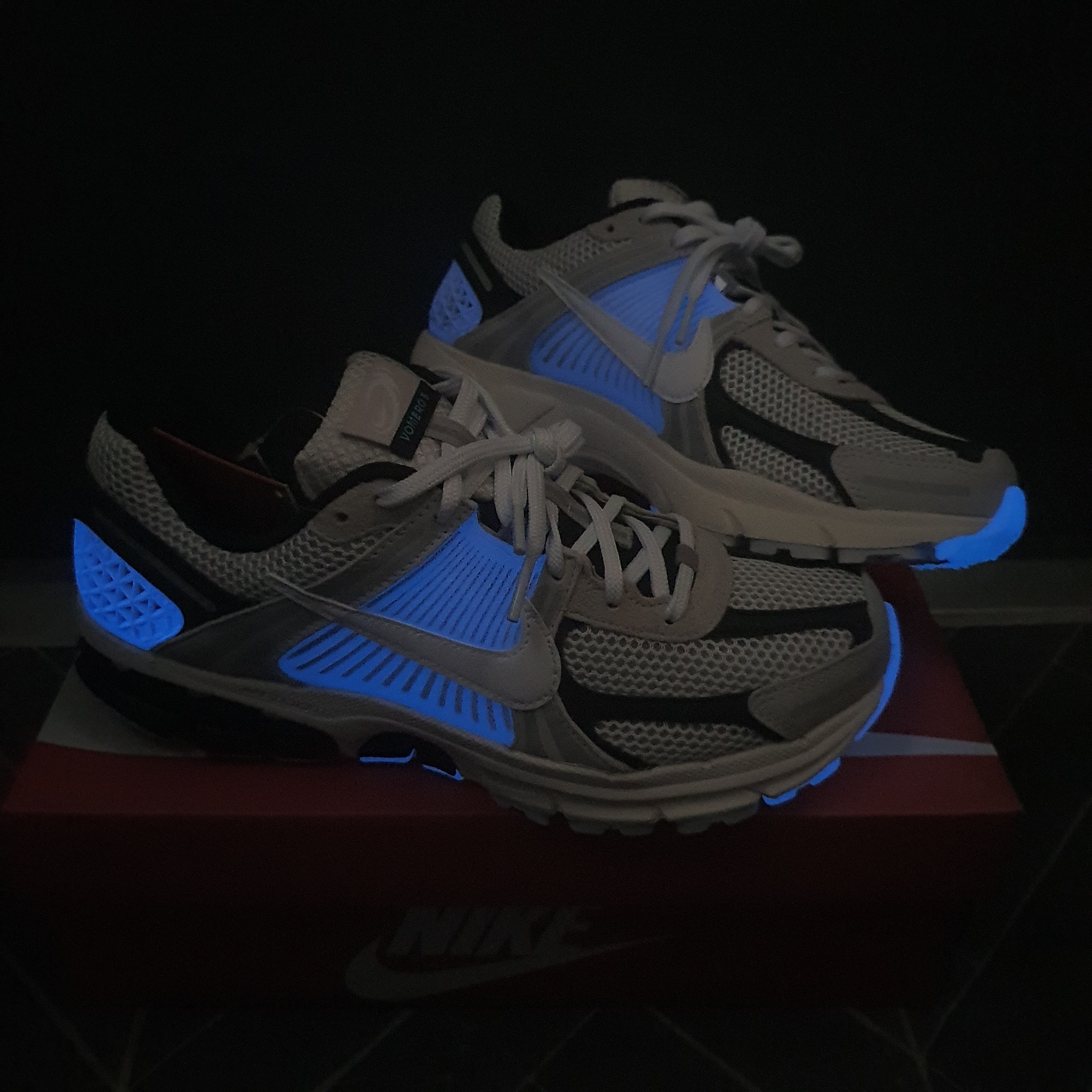 Nike Zoom Vomero 5 Light Bone and Black 착용 스타일