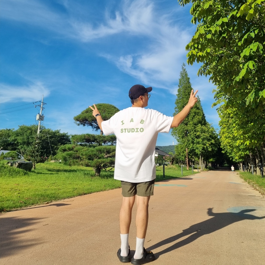 IAB Studio T-Shirt White Light Green 착용 스타일 - 3