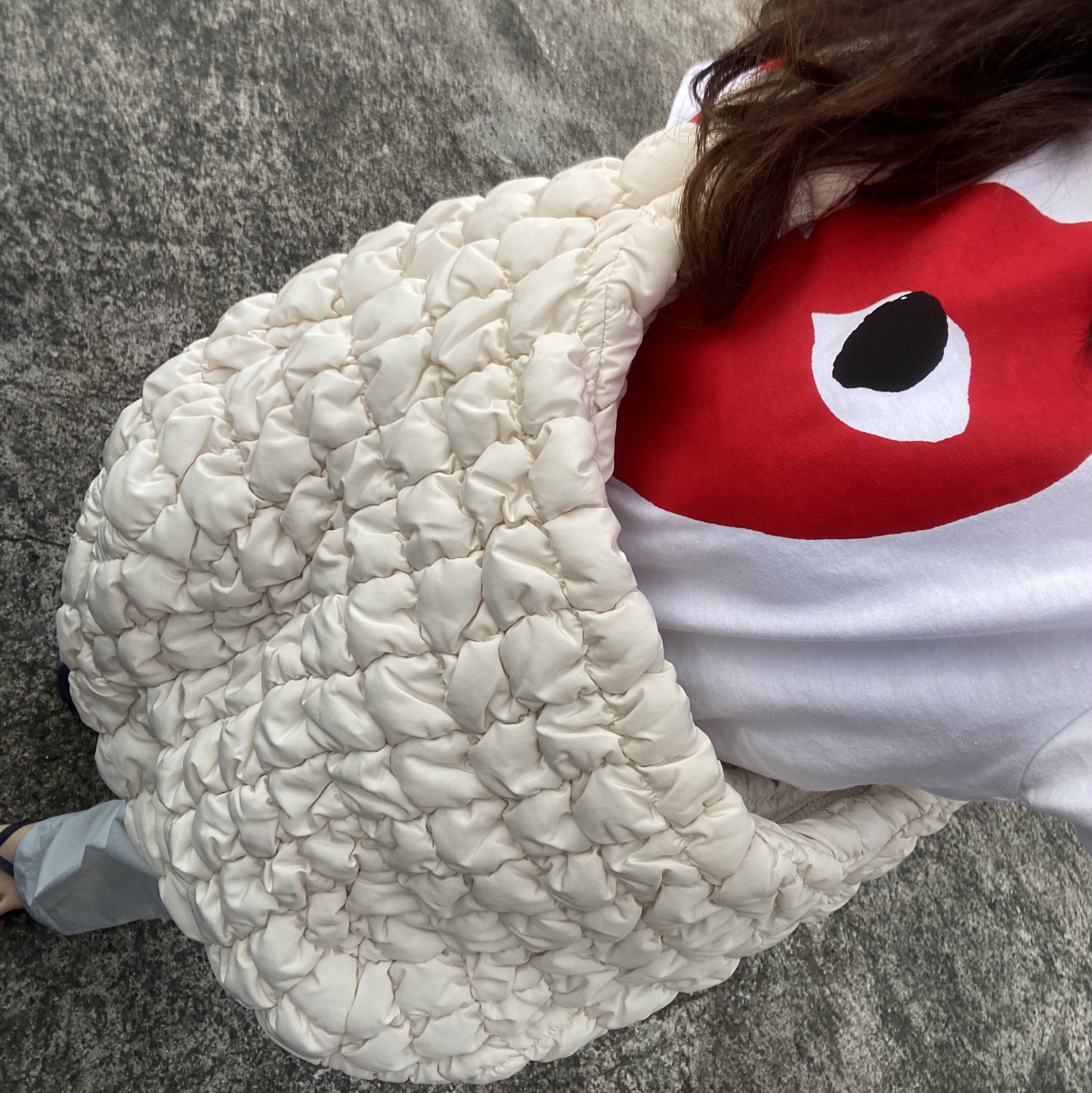 COS Quilted Oversized Shoulder Bag Off White Light Beige, Play Comme des Garcons Red Double Heart T-Shirt White 착용 스타일