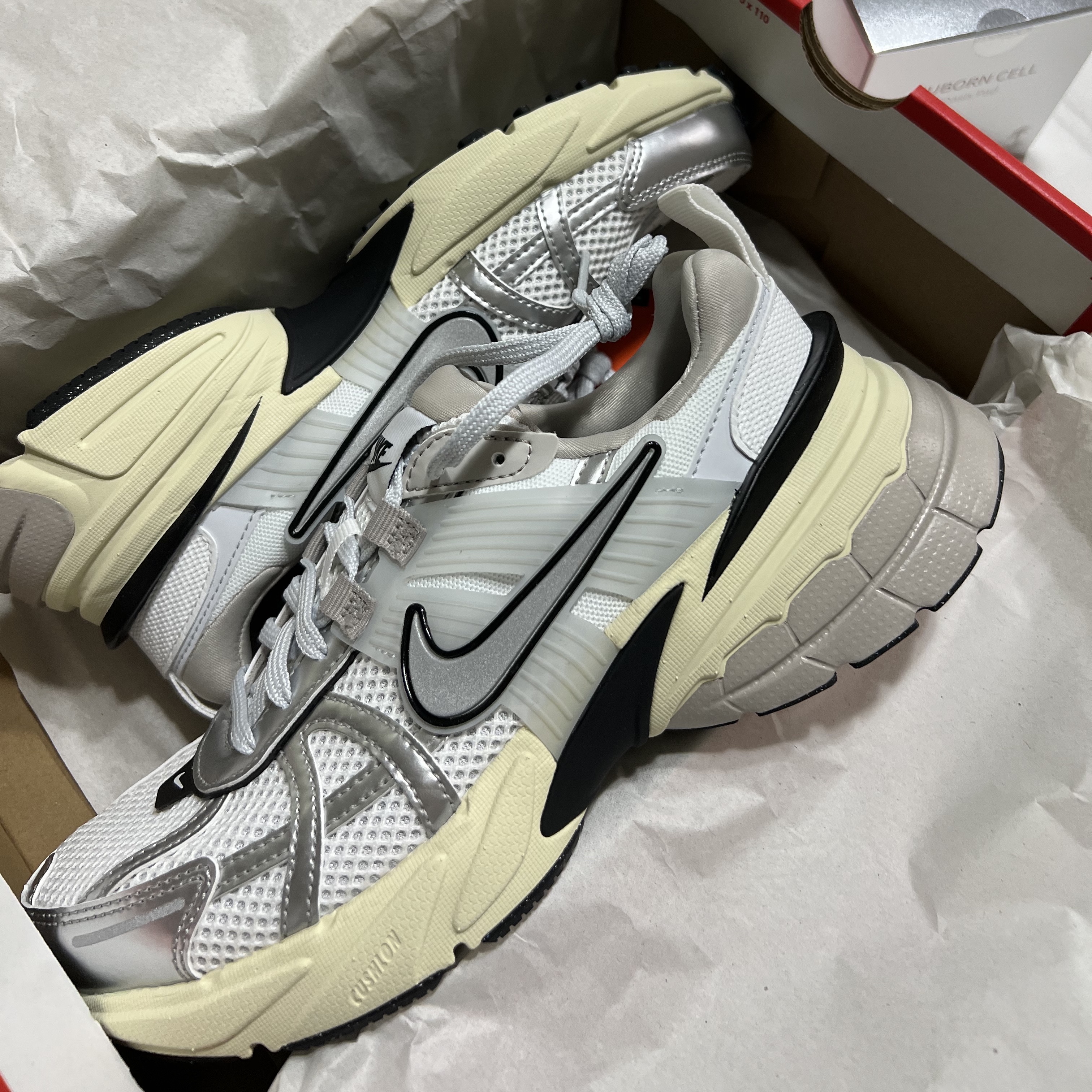 Nike V2K Run Summit White Metallic Silver 착용 스타일