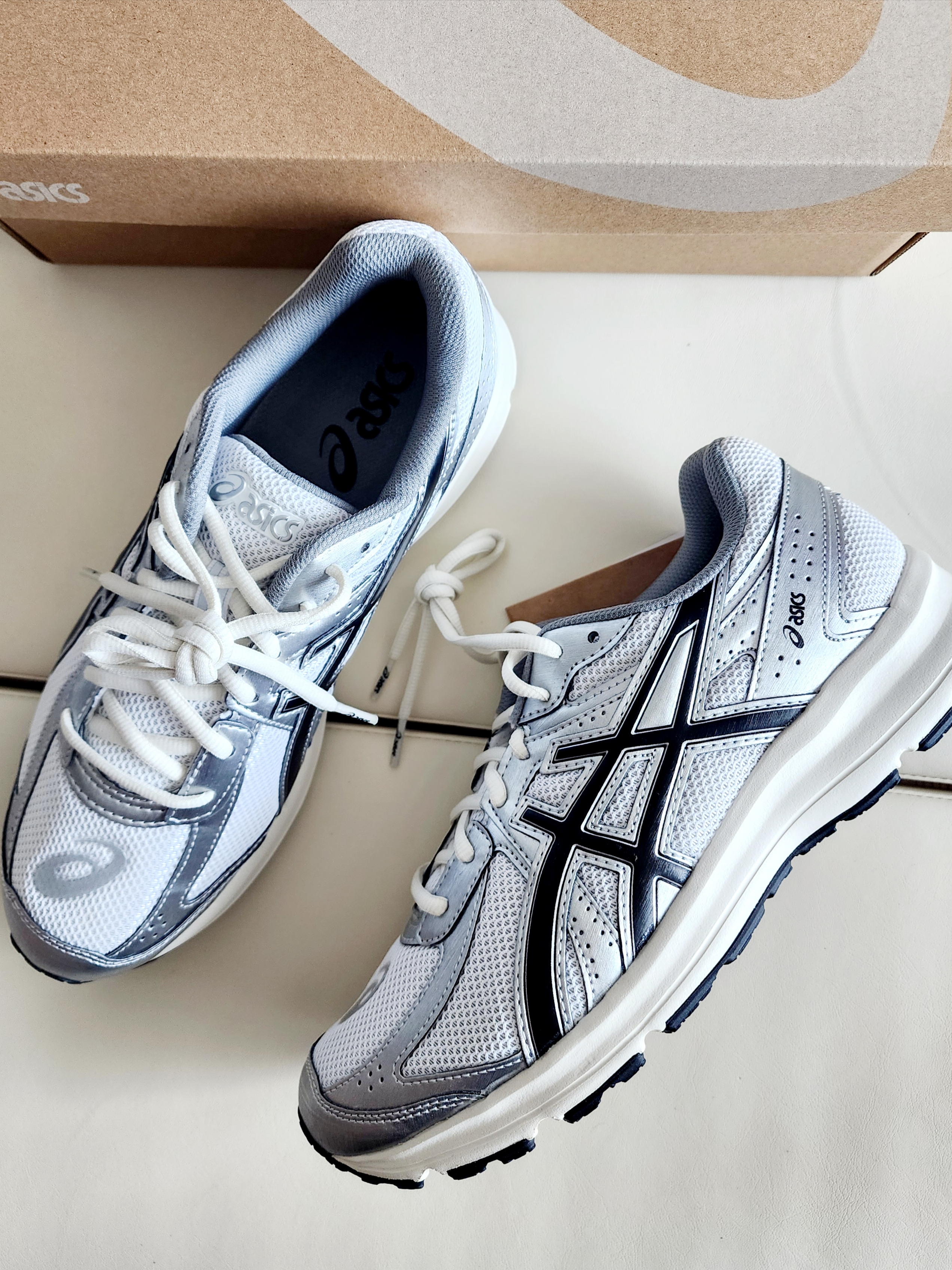 Asics Jog 100 S White Black - 2E Wide 착용 스타일 - 1