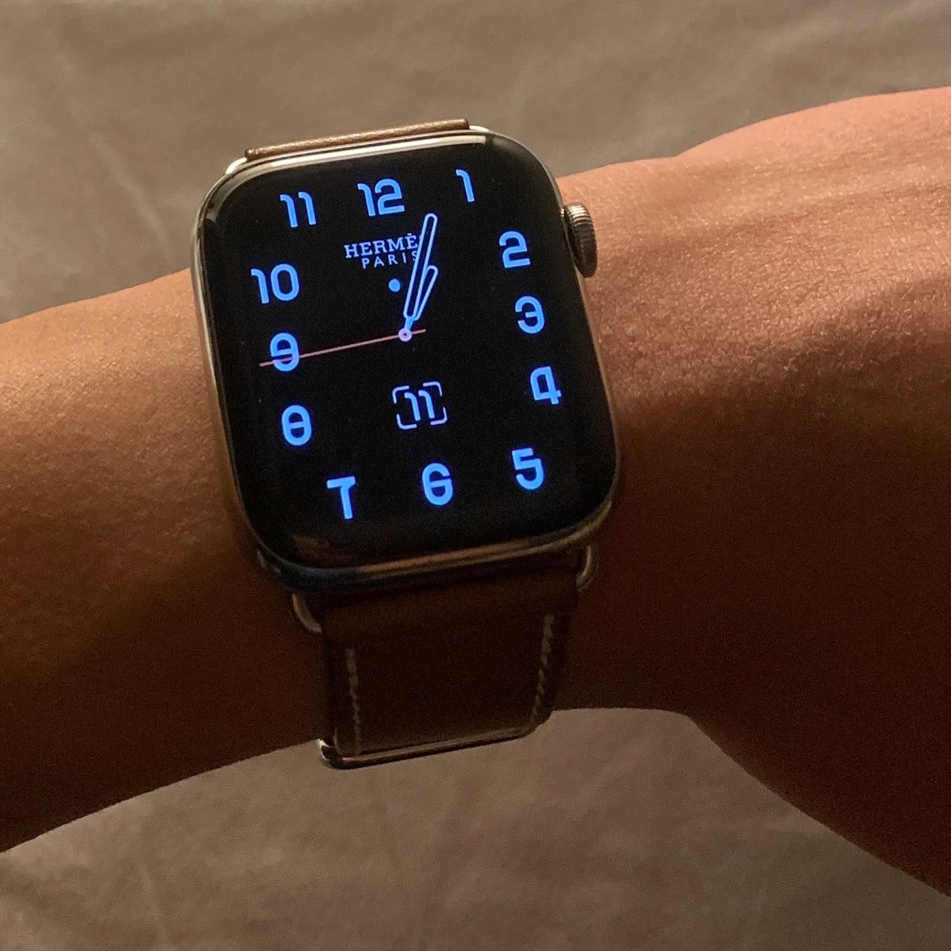 Apple Watch Hermes Series 8 45mm Silver Stainless Steel Case with Single Tour Etoupe (Korean Ver.) 착용 스타일