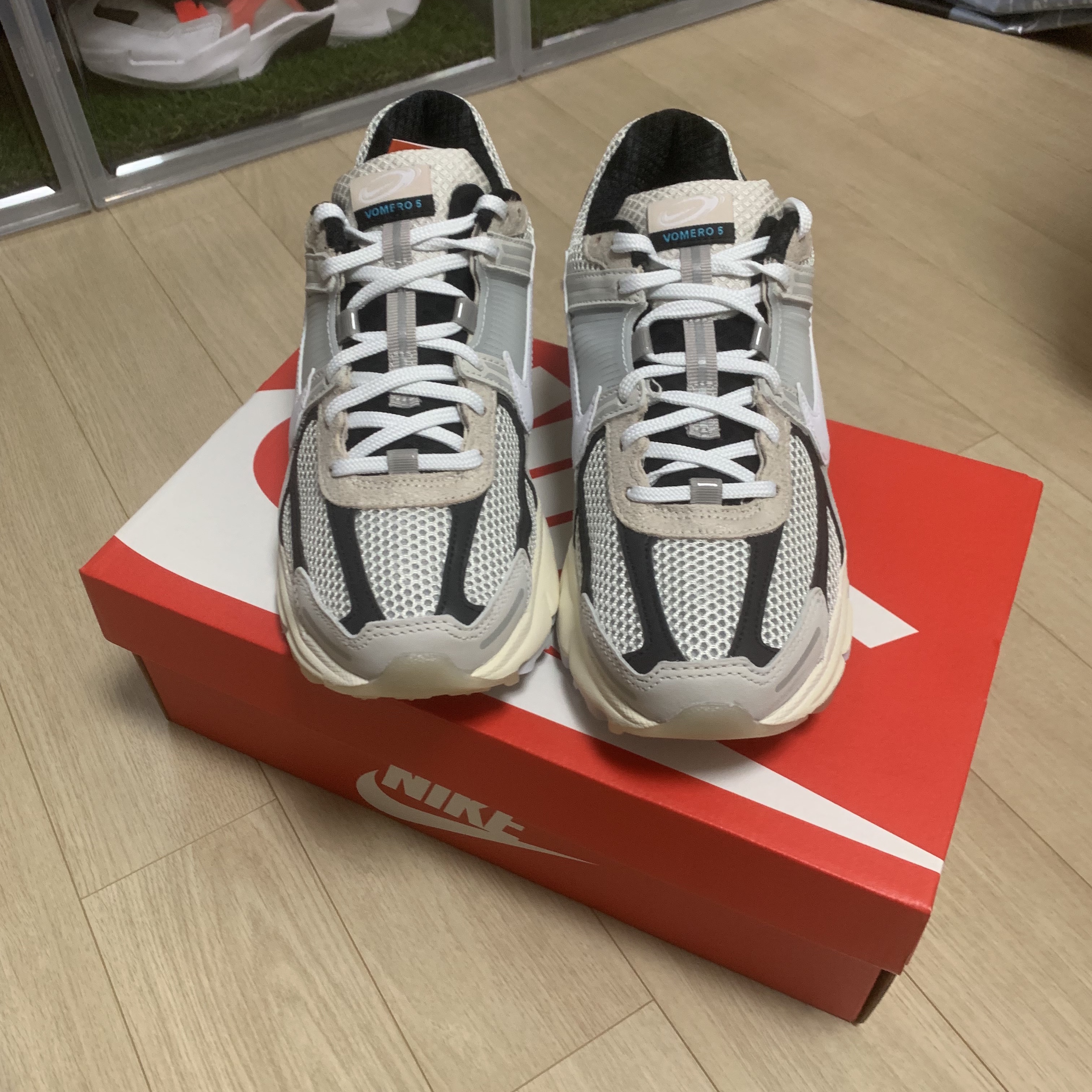 Nike Zoom Vomero 5 Light Bone and Black 착용 스타일 - 3