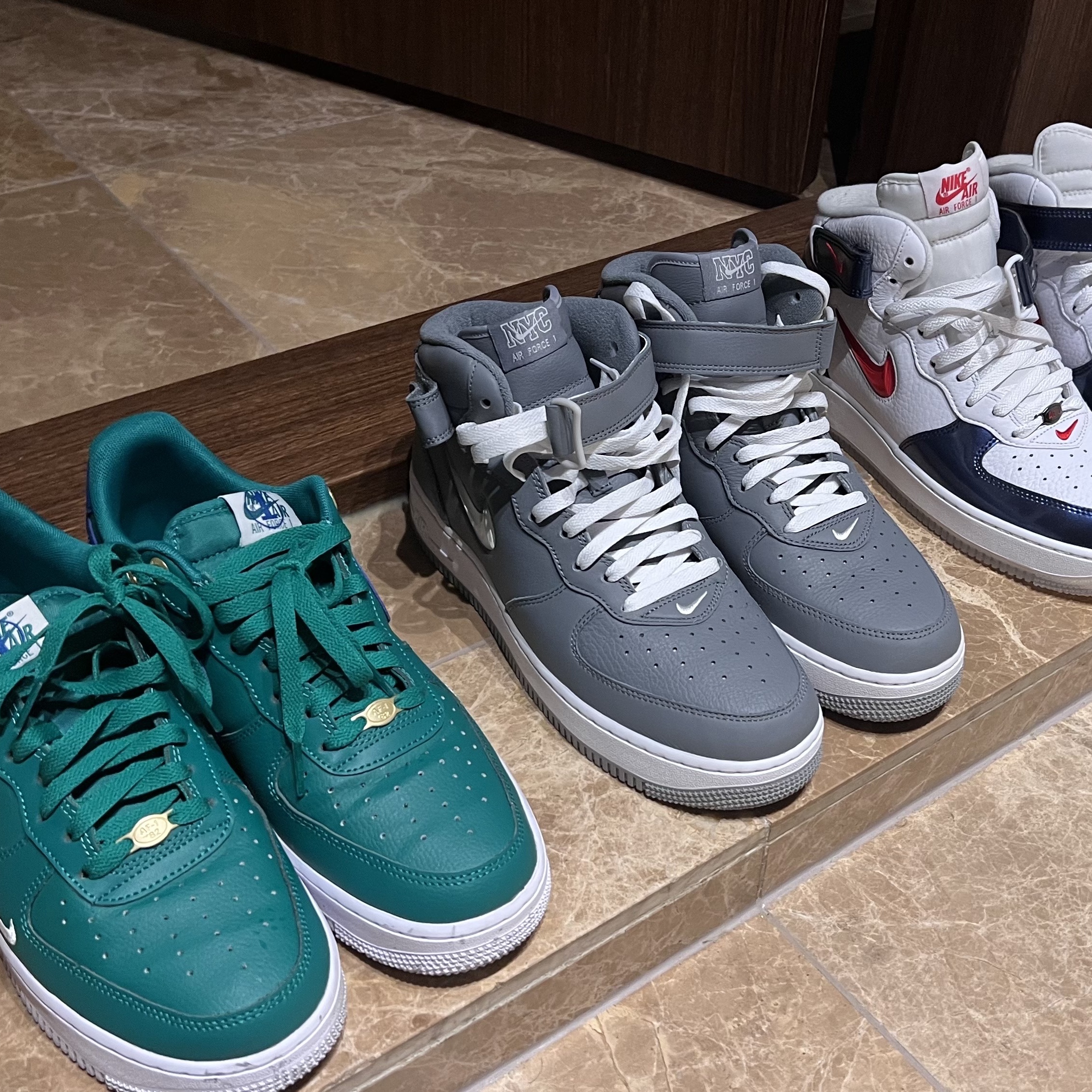 Nike Air Force 1 Mid QS University Red and Midnight Navy, Nike Air Force 1 Mid QS NYC Cool Grey 착용 스타일 - 1