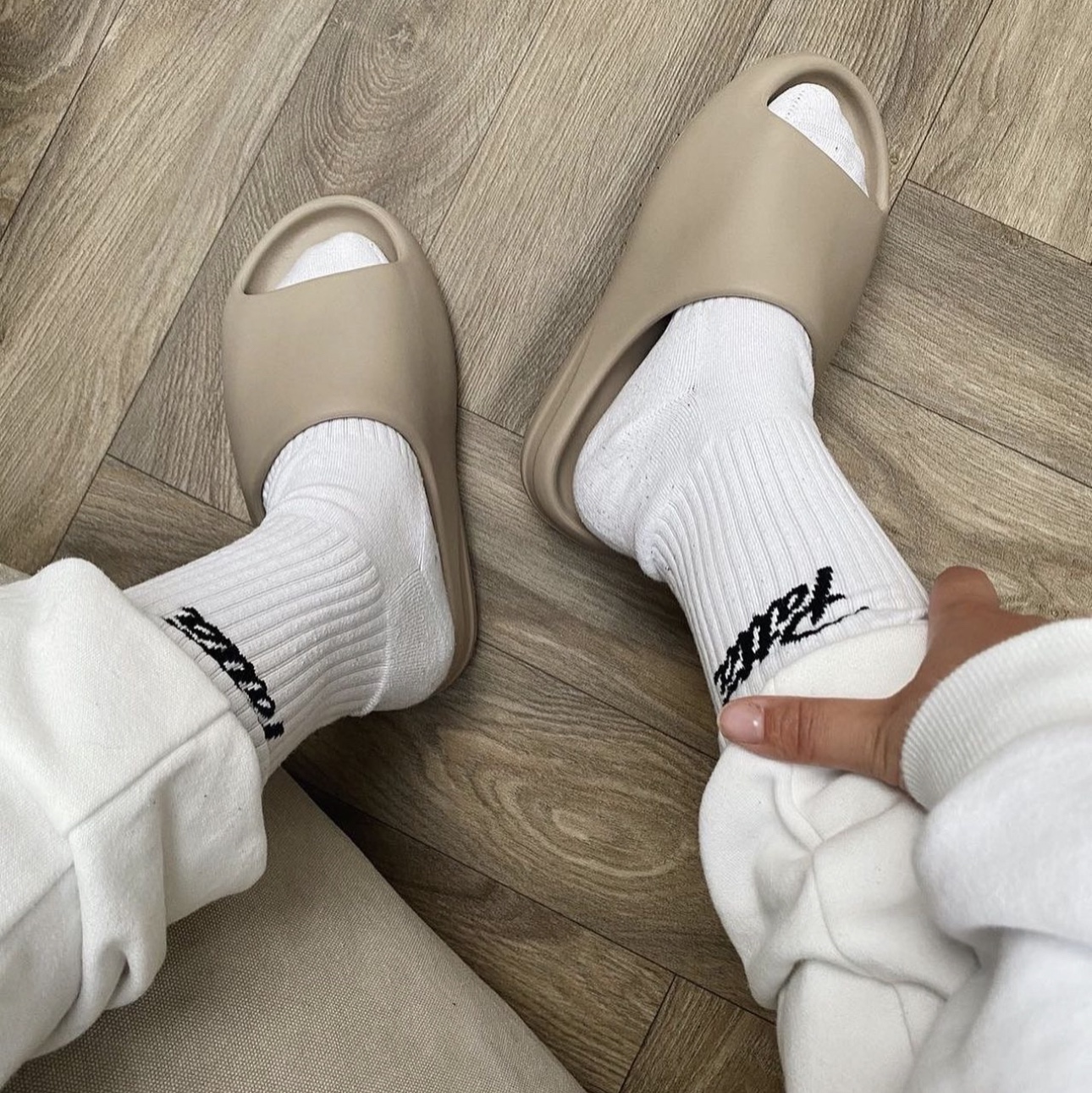 Adidas Yeezy Slide Pure - Re-Release Ver. 착용 스타일 - 3