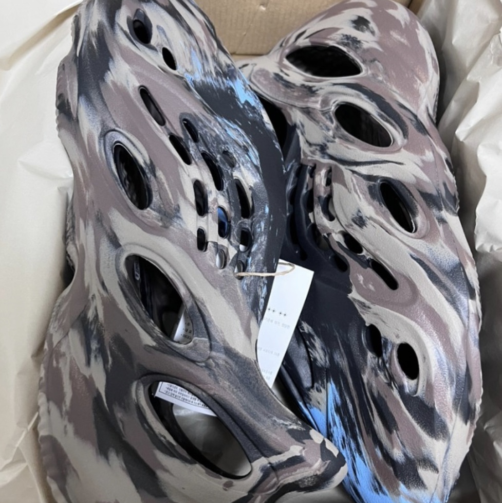 Adidas Yeezy Foam RNNR MX Cinder 착용 스타일 - 2