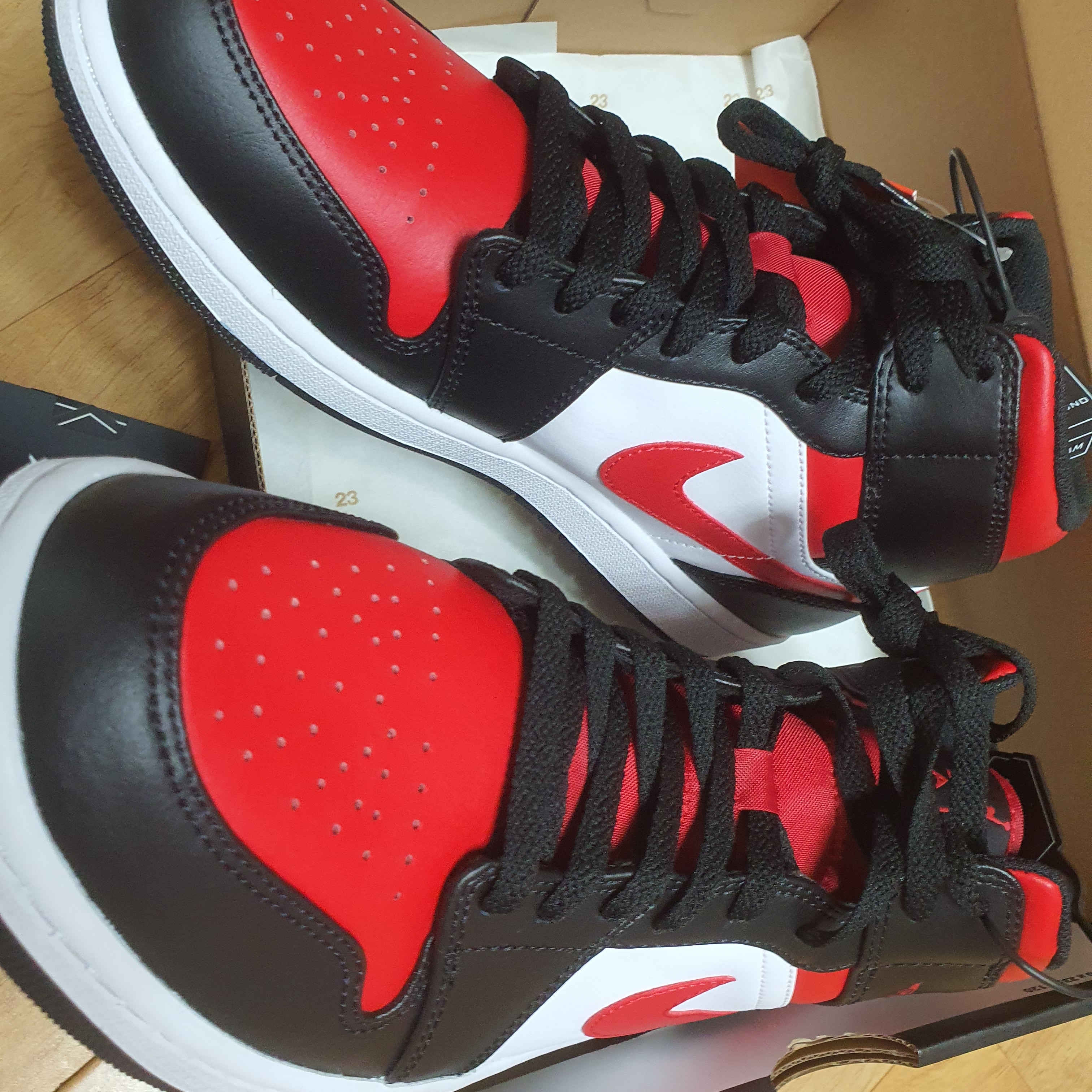 Jordan 1 Mid Black Fire Red 착용 스타일