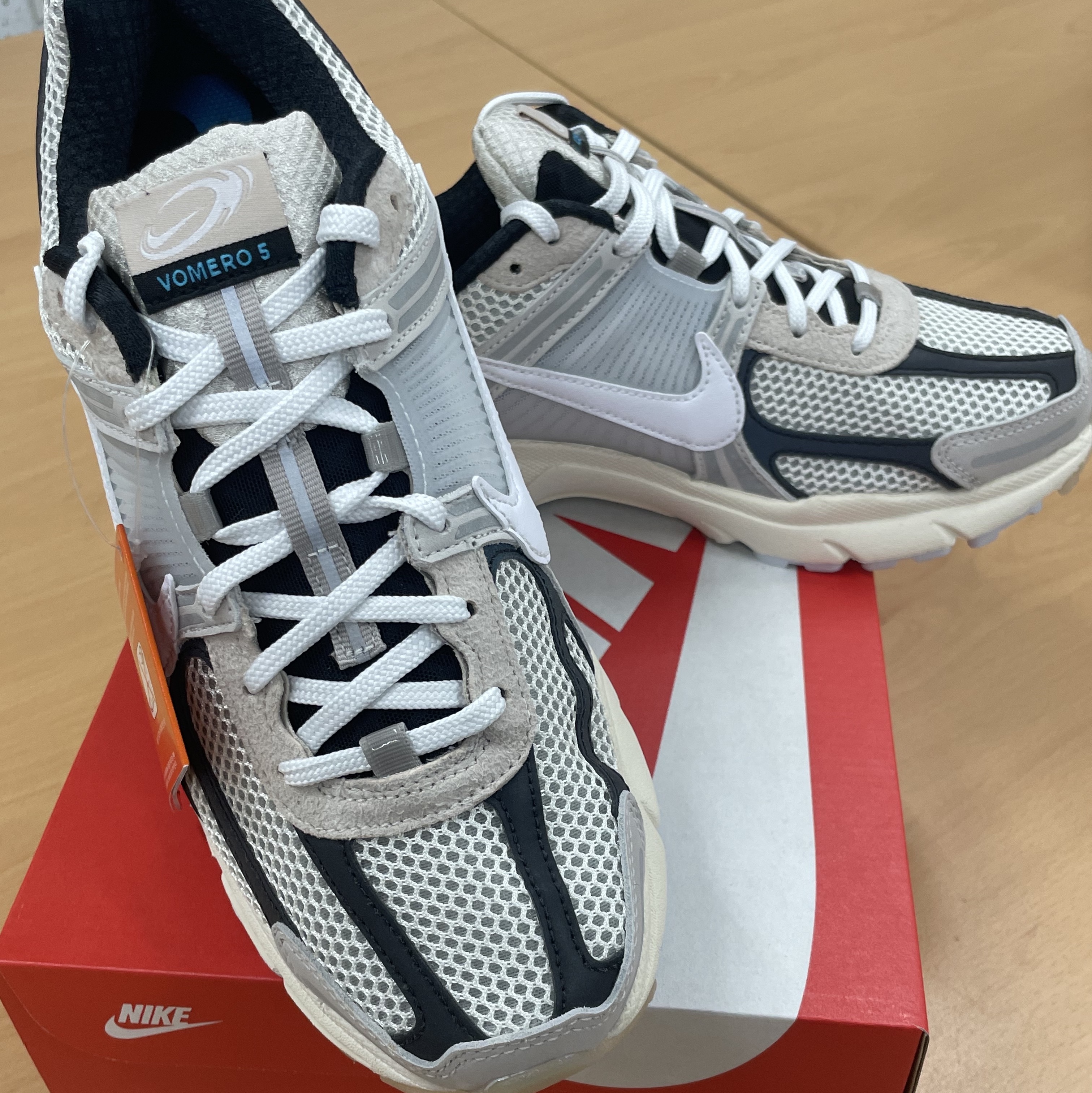 Nike Zoom Vomero 5 Light Bone and Black 착용 스타일 - 3