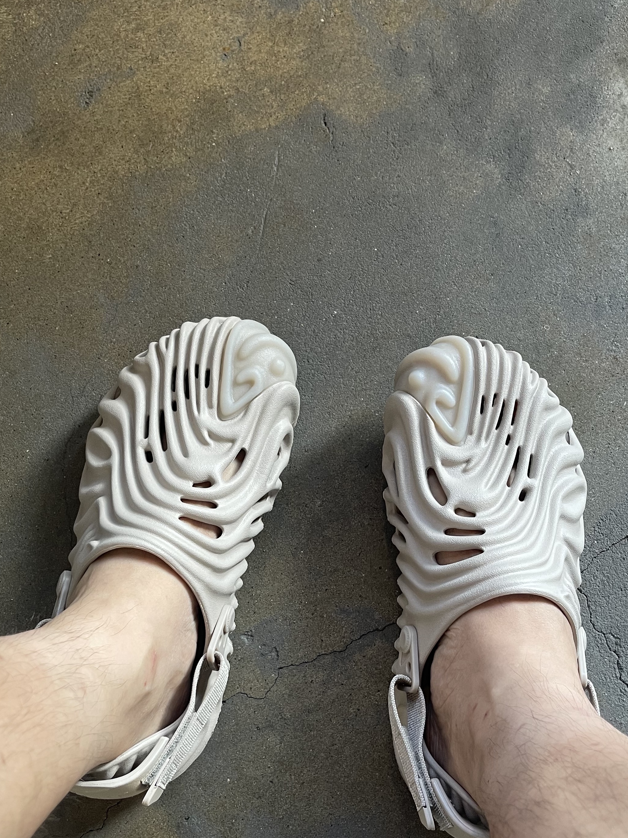 Crocs x Salehe Bembury Pollex Clog Horchata 착용 스타일 - 3