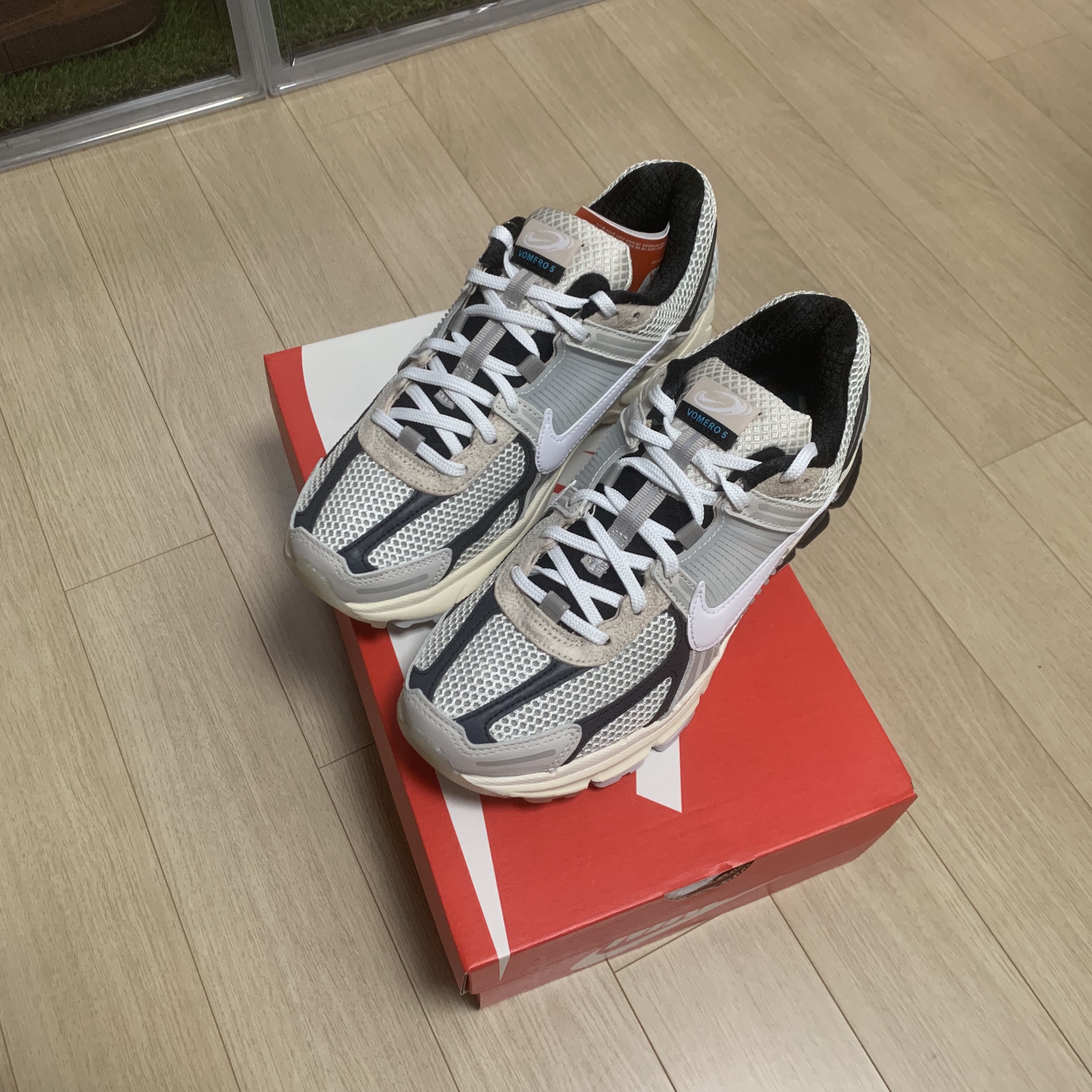 Nike Zoom Vomero 5 Light Bone and Black 착용 스타일 - 1