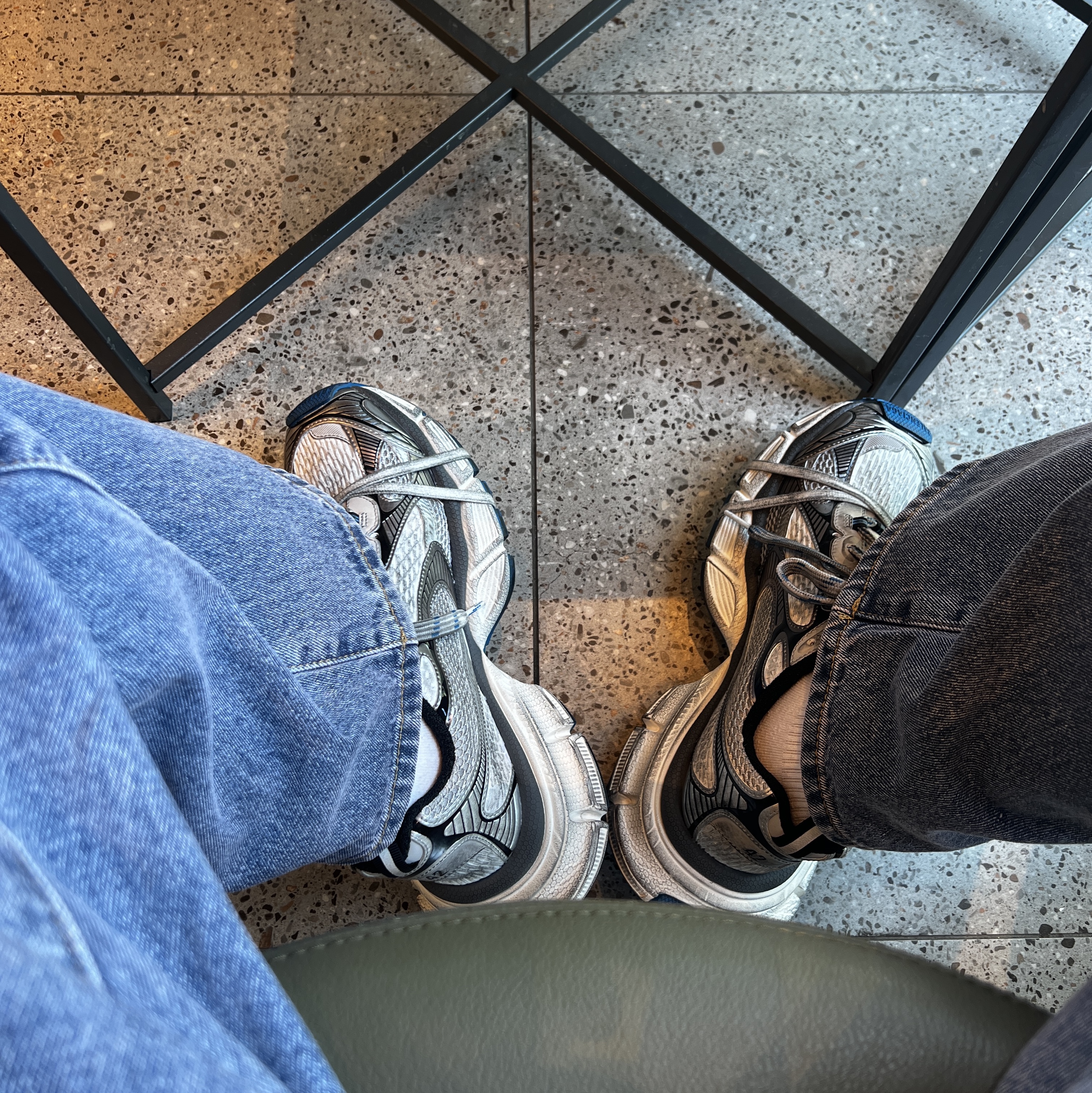 Balenciaga 3XL Sneakers Grey White Blue 착용 스타일