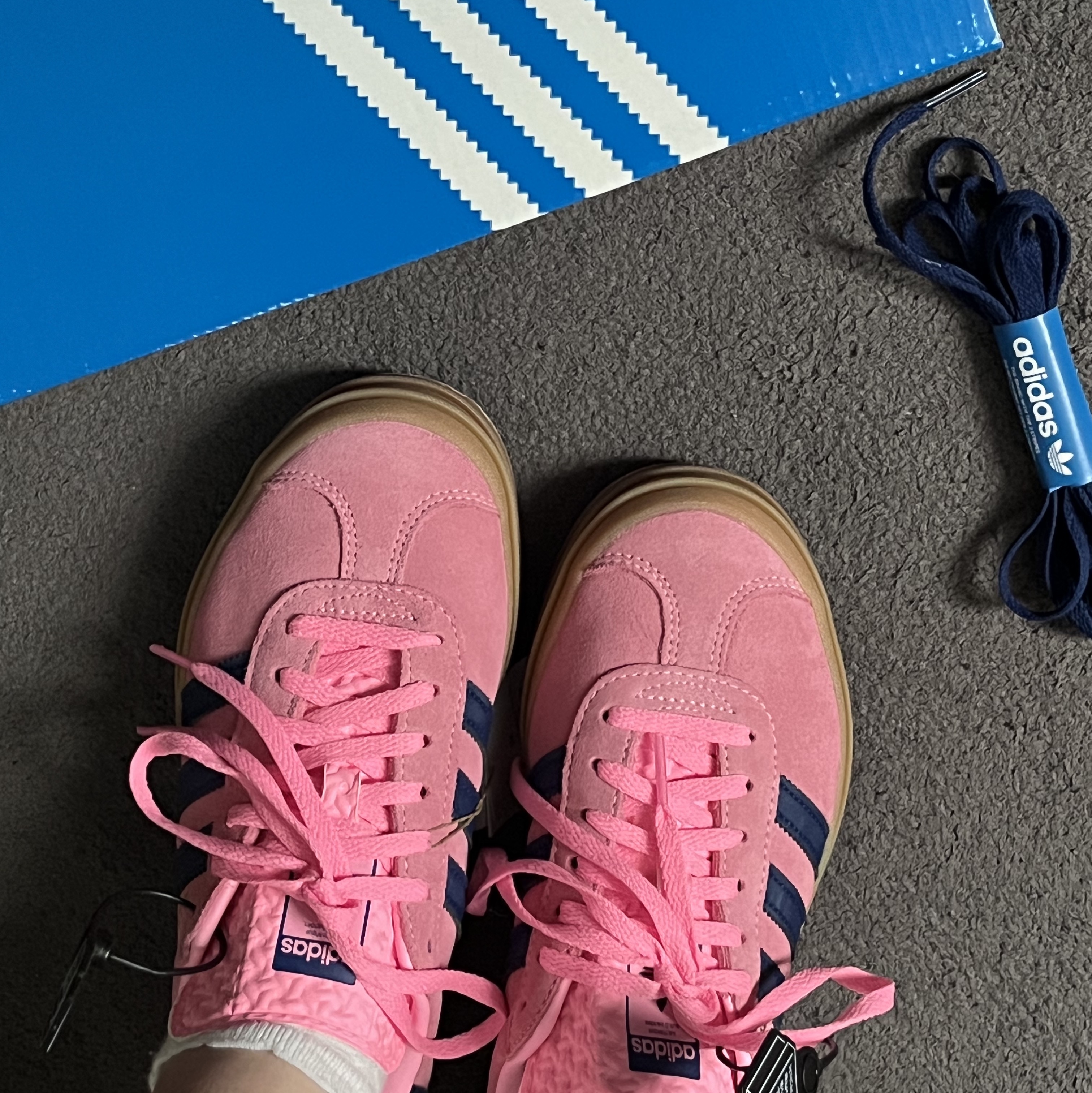 (W) Adidas Gazelle Bold Pink Glow Victory Blue 착용 스타일 - 1