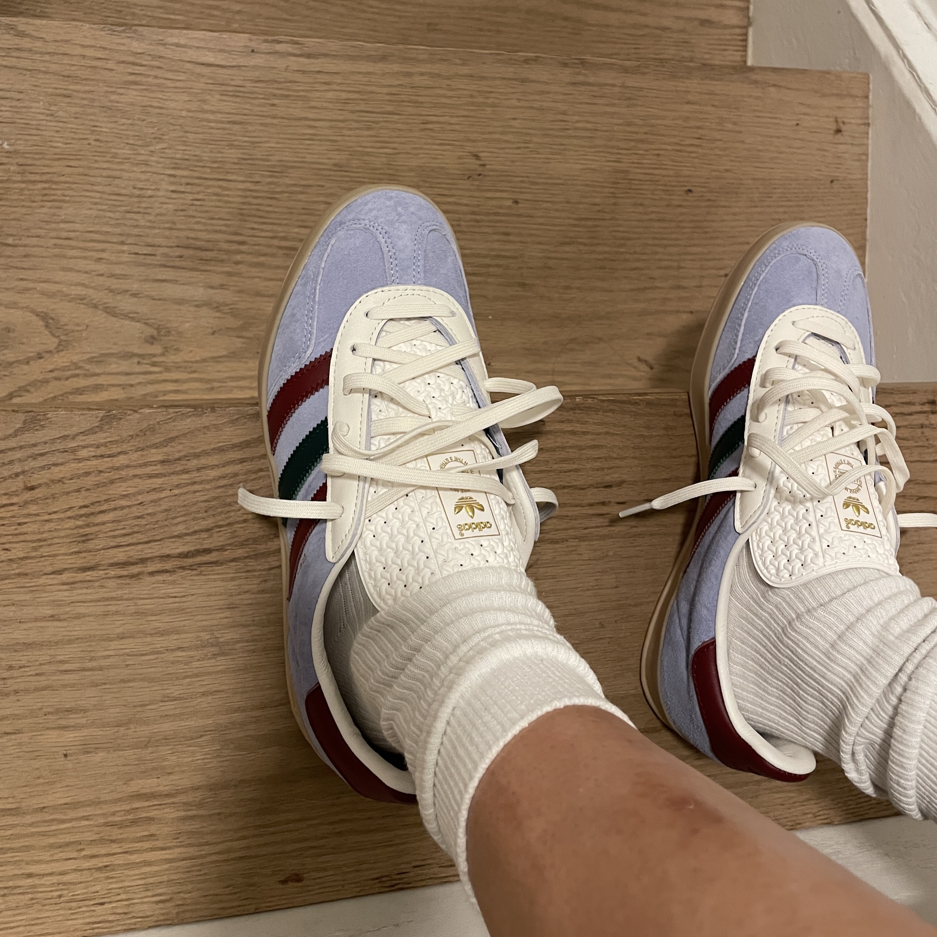 Adidas Gazelle Indoor Blue Dawn Collegiate Burgundy 착용 스타일 - 2