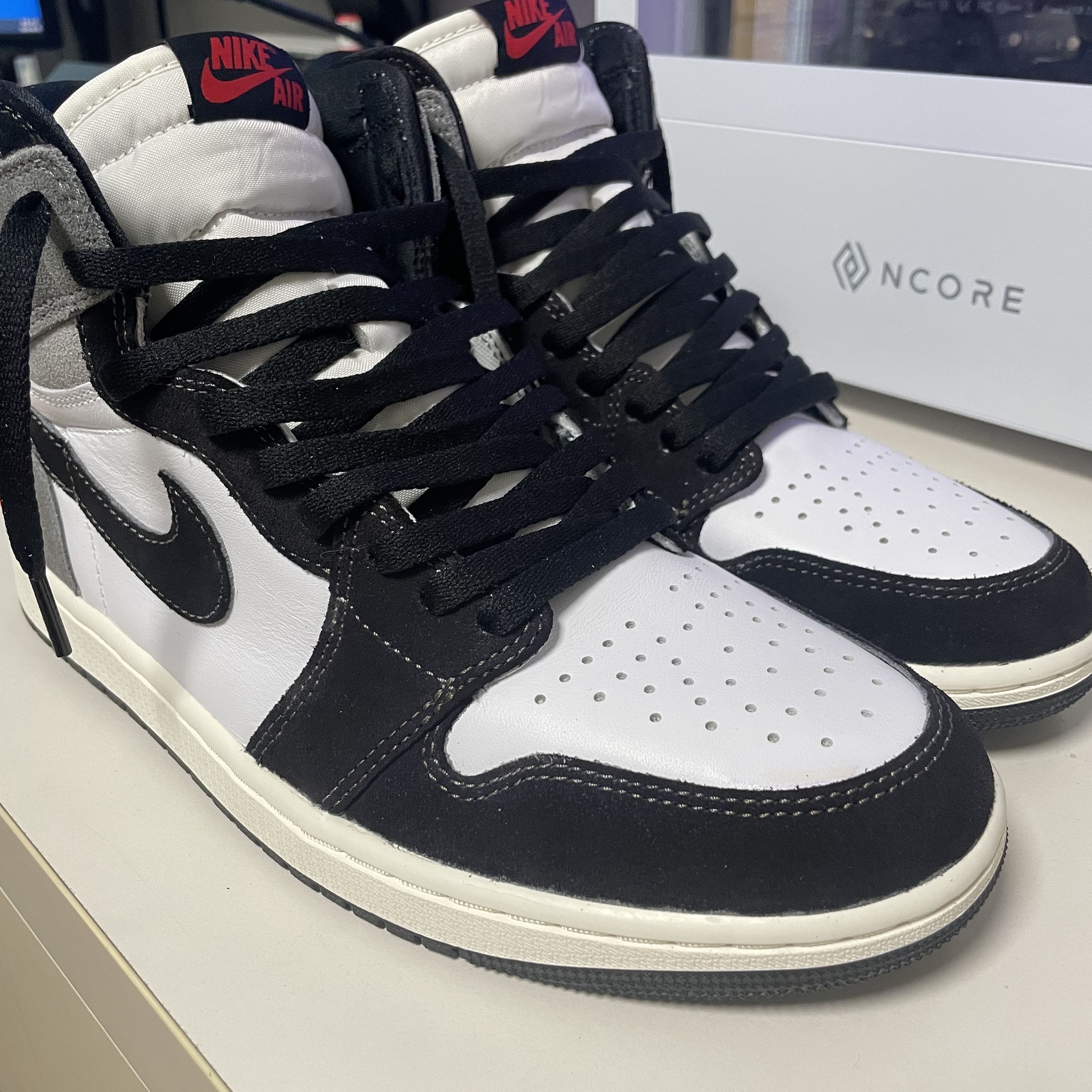 Jordan 1 Retro High OG Black and Smoke Grey 착용 스타일 - 3