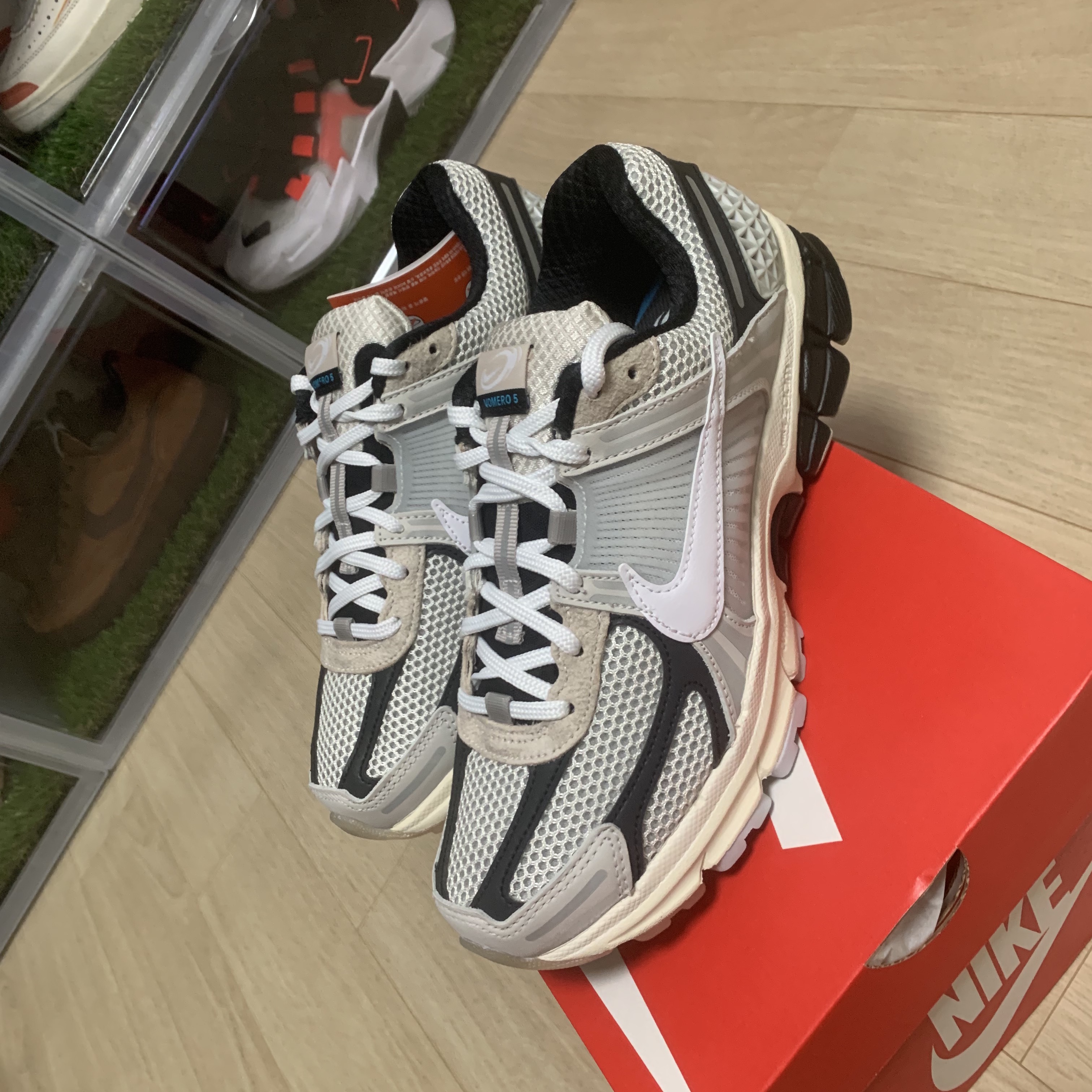 Nike Zoom Vomero 5 Light Bone and Black 착용 스타일 - 2