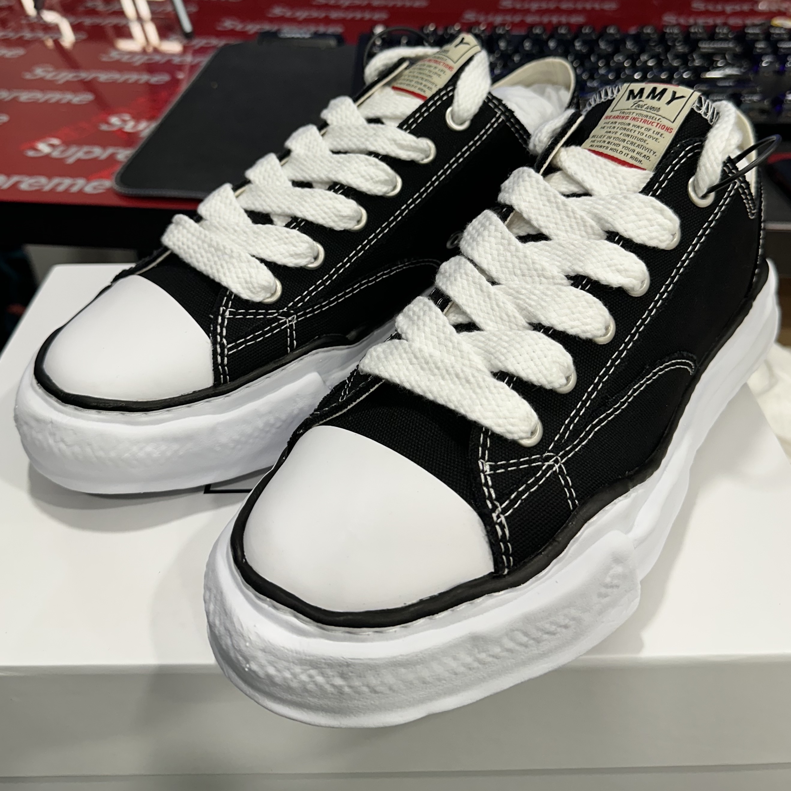 Maison Mihara Yasuhiro Peterson OG Sole Canvas Low Sneakers Black 착용 스타일