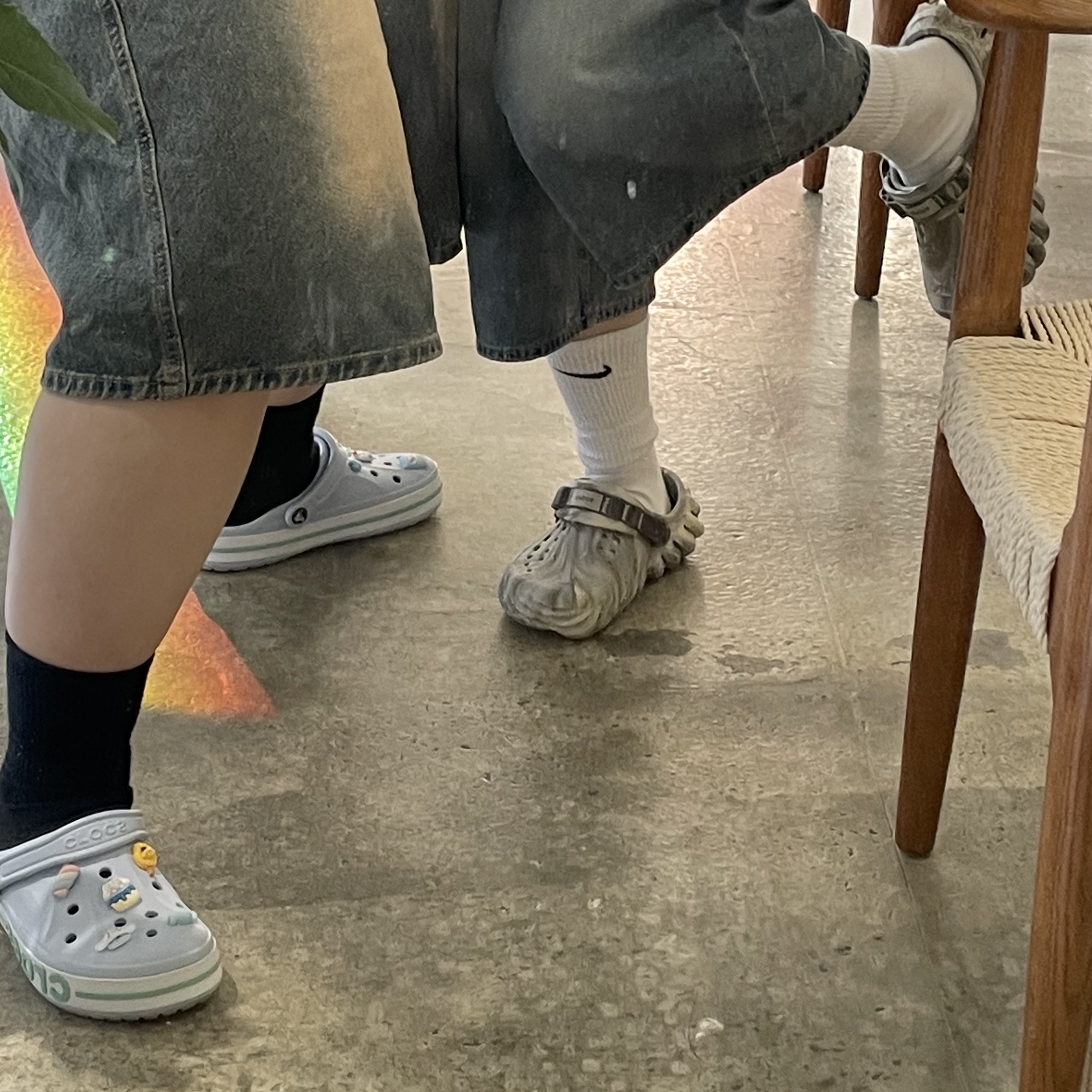 Crocs Echo Marbled Clog Bone Multi 착용 스타일 - 2