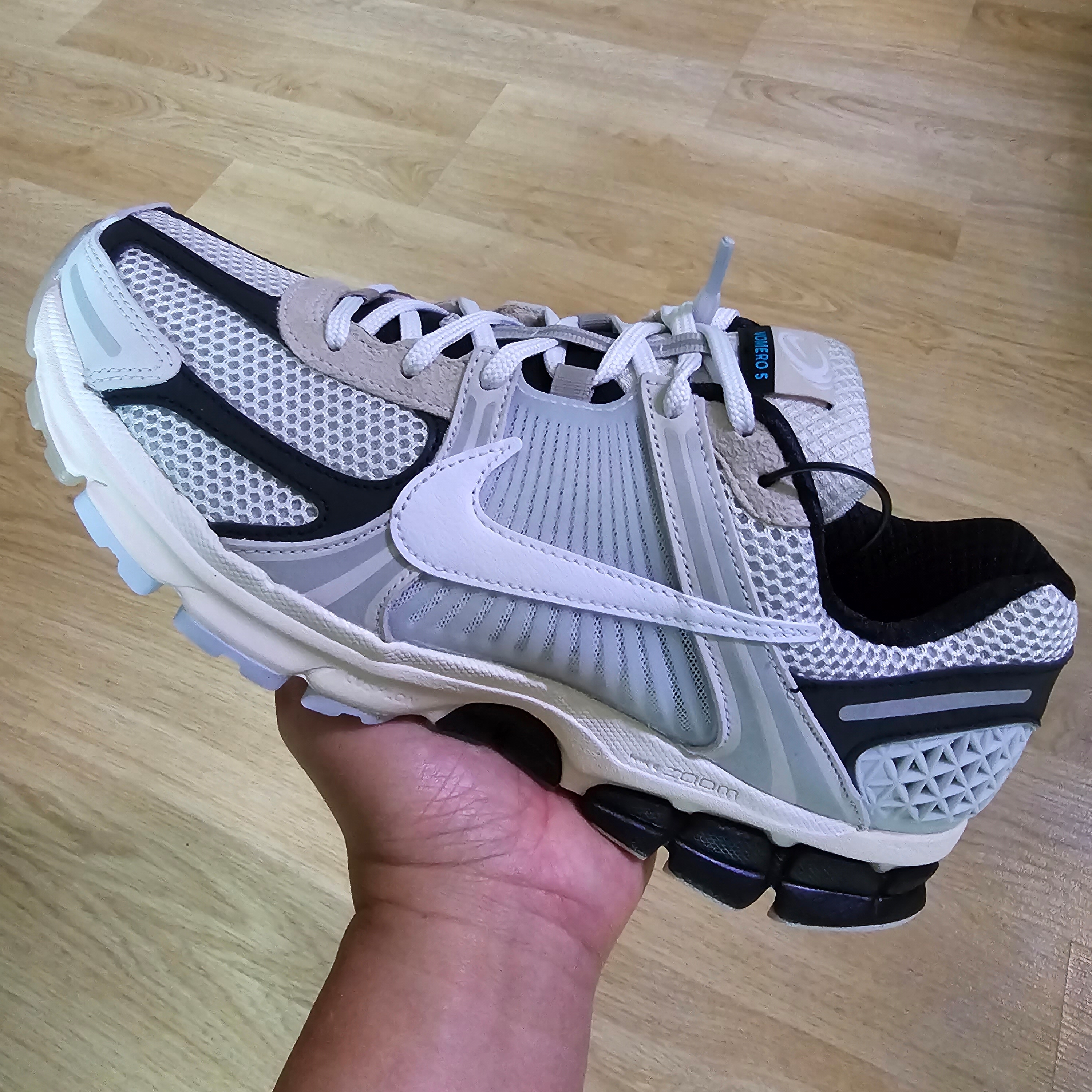 Nike Zoom Vomero 5 Light Bone and Black 착용 스타일 - 2
