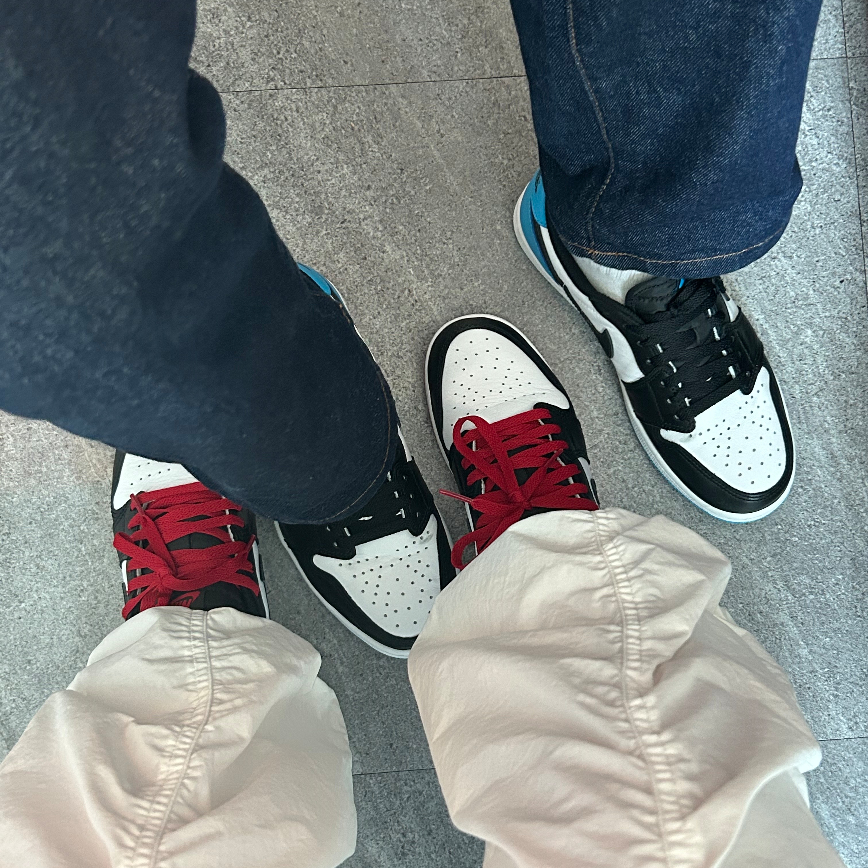 (GS) Jordan 1 Retro Low OG Black Toe, Jordan 1 Retro Low OG Black and Dark Powder Blue 착용 스타일