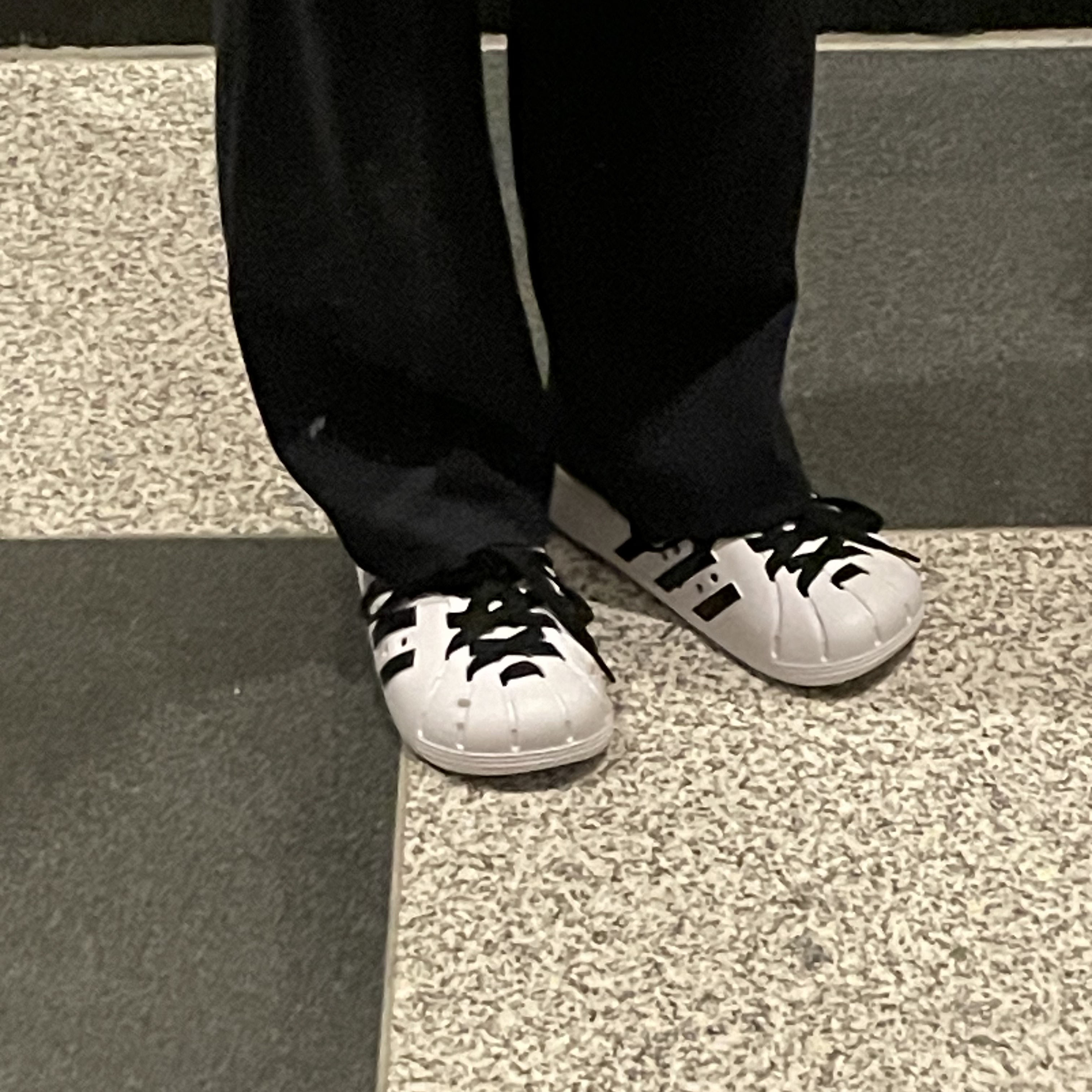 Adidas Adilette Clog White Black 착용 스타일