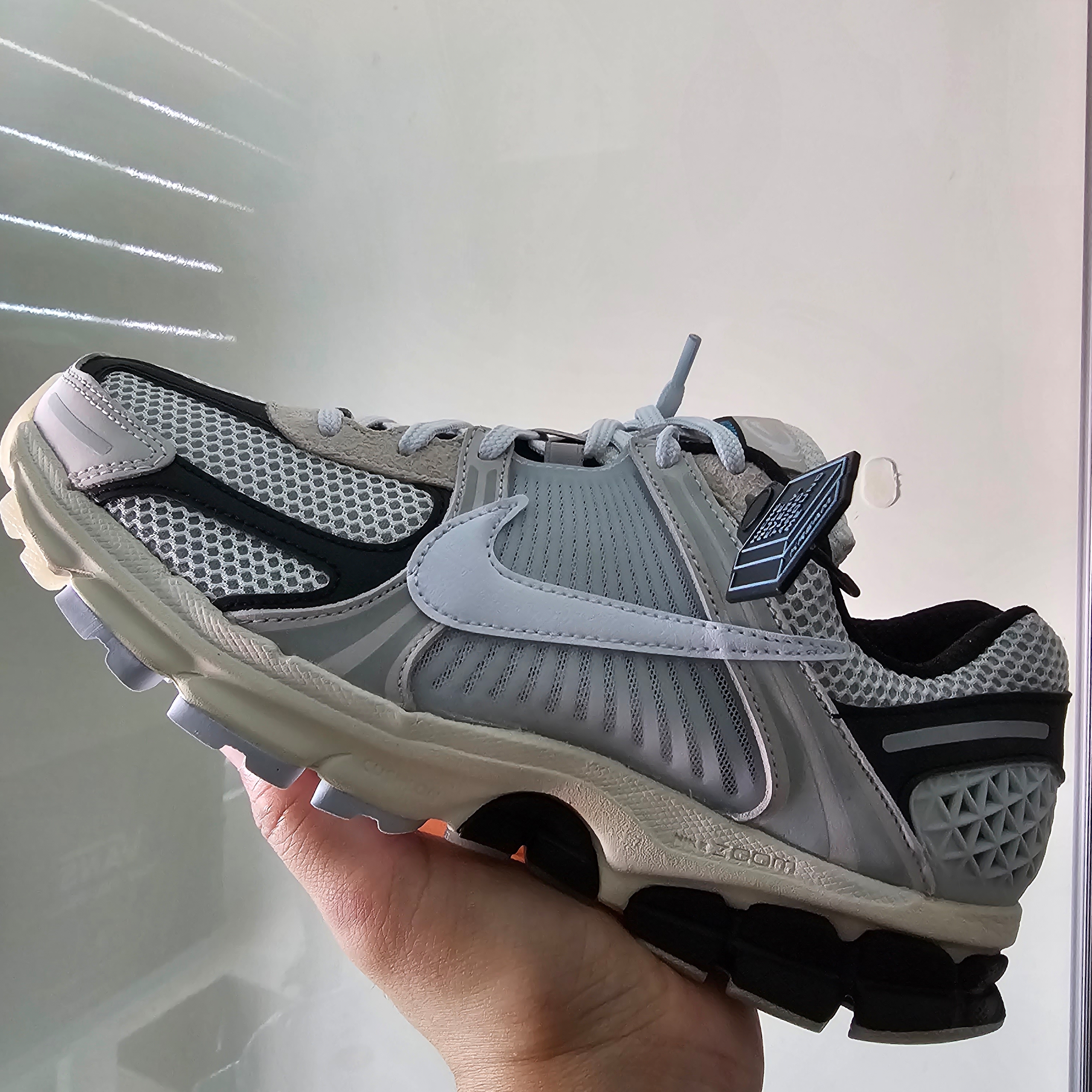 Nike Zoom Vomero 5 Light Bone and Black 착용 스타일 - 3