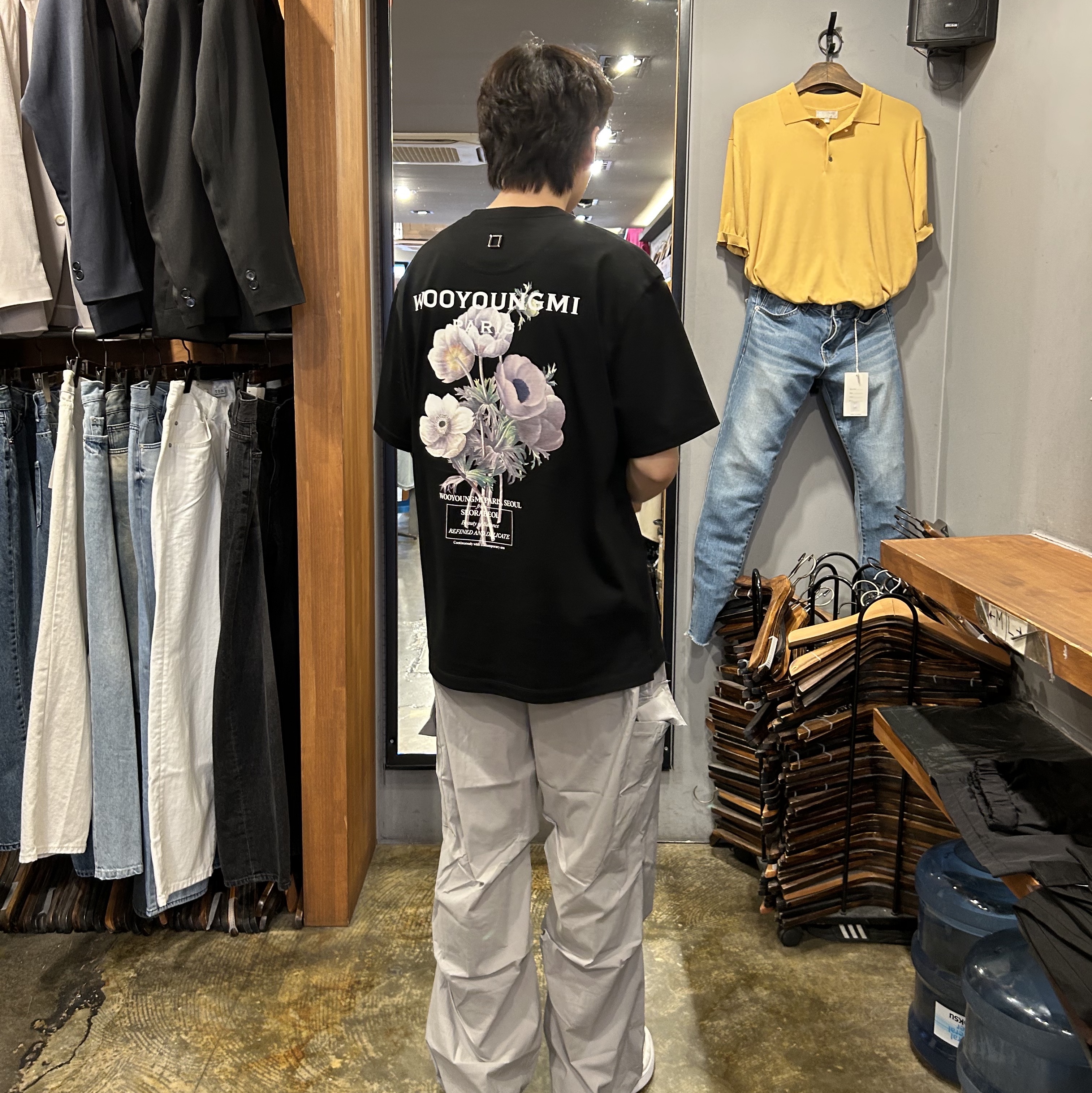 Wooyoungmi Flower Print Back Logo T-Shirt Black - 23FW 착용 스타일 - 2