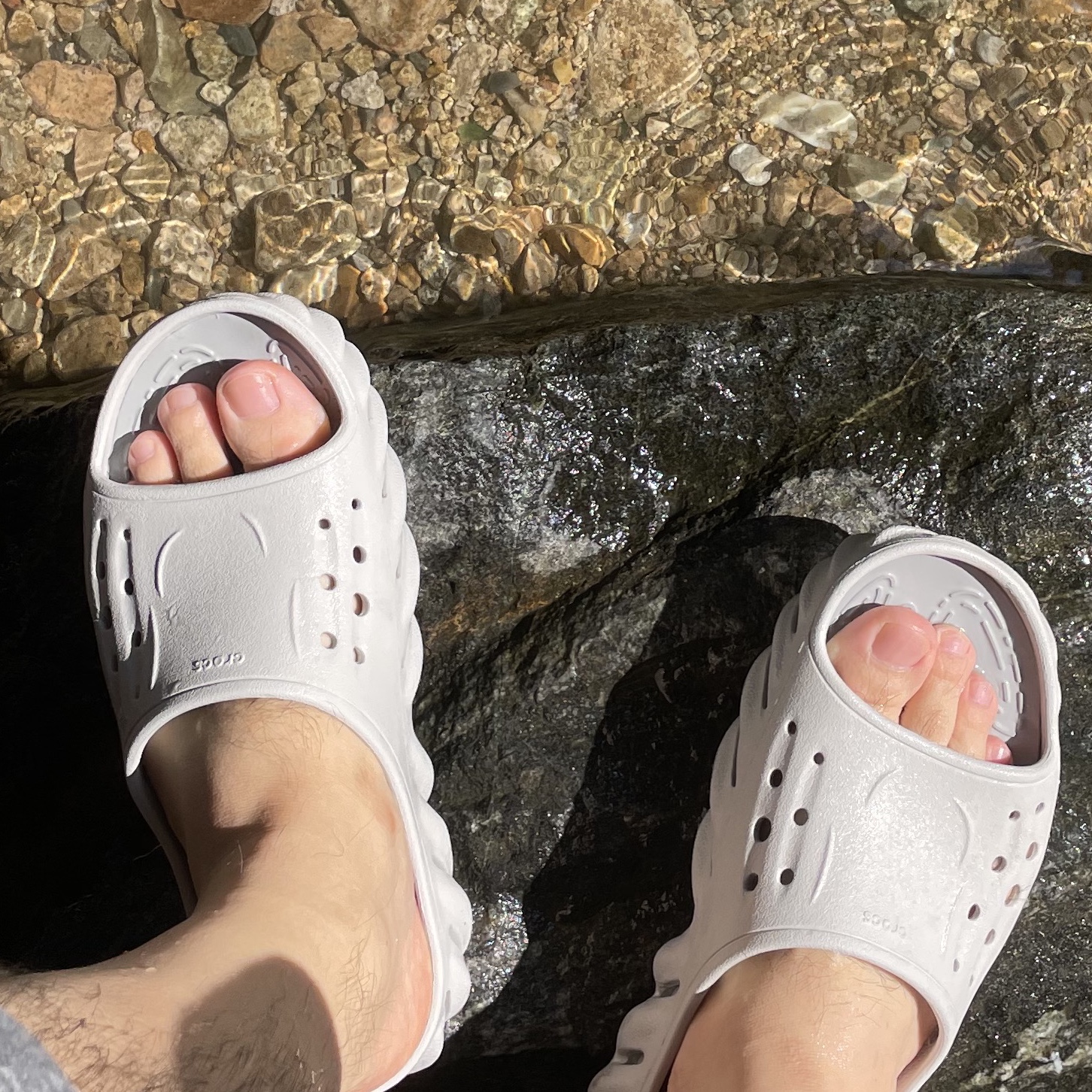 Crocs Echo Slide Atmosphere, Crocs Echo Slide Stucco 착용 스타일 - 1