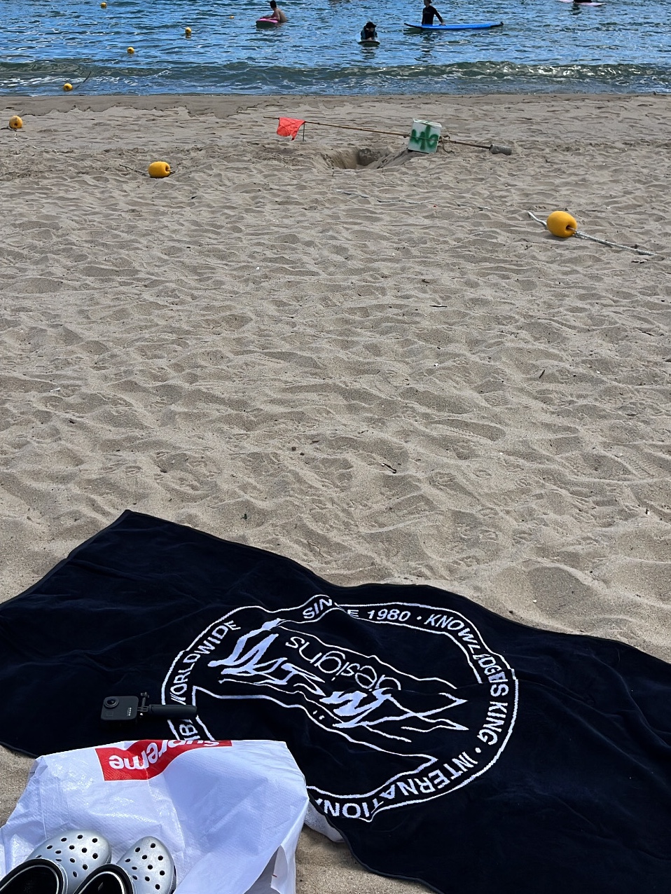 Stussy Dot Jacquard Towel Black 착용 스타일