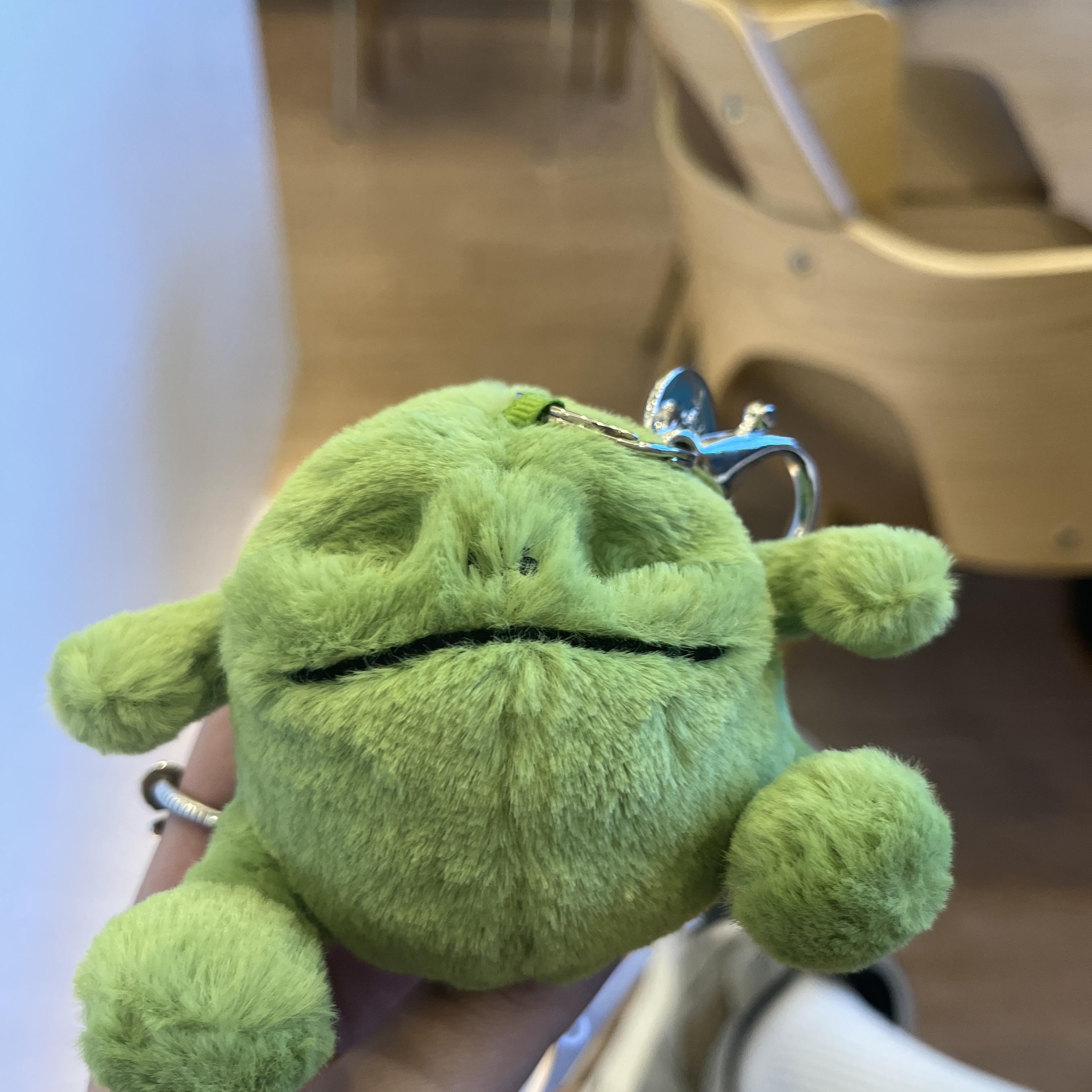 Jellycat Ricky Rain Frog Bag Charm Green 착용 스타일
