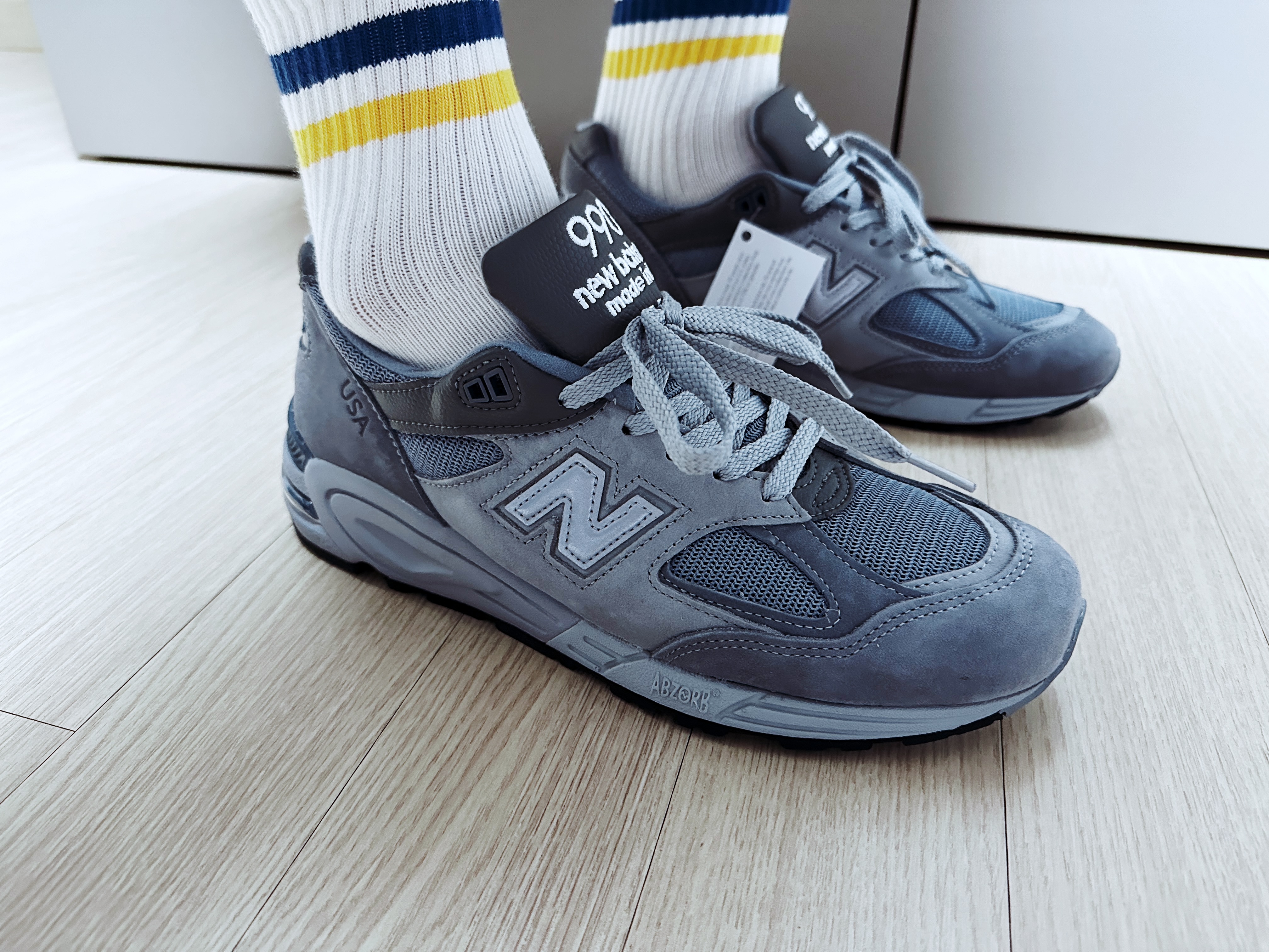 New Balance x WTAPS 990v2 Made in USA Grey 착용 스타일 - 1