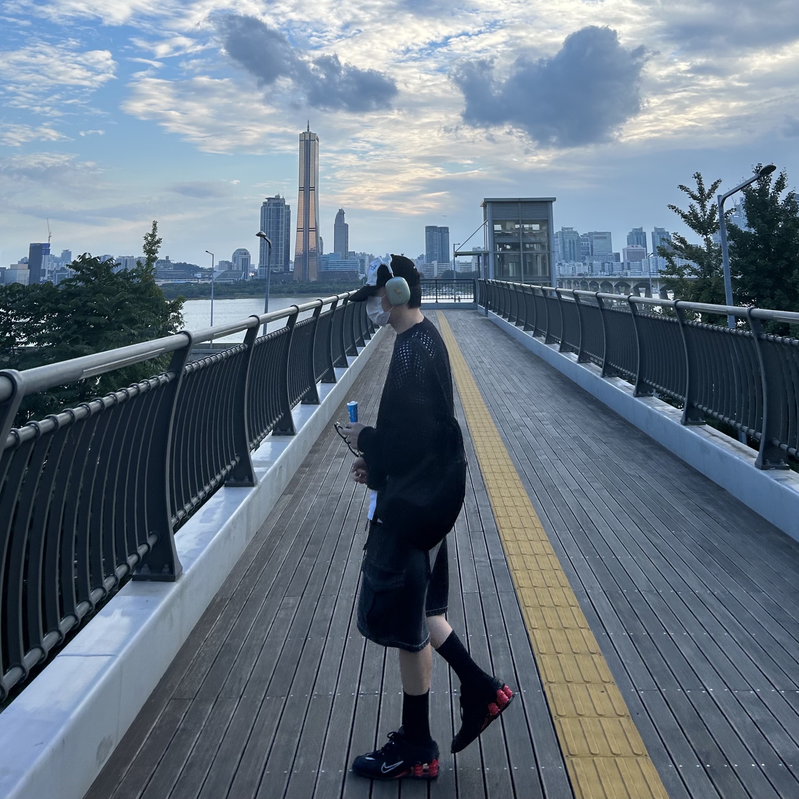 Nike x Martine Rose Shox MR4 Black, Apple AirPods Max Lightning Green (Korean Ver.) 착용 스타일 - 1