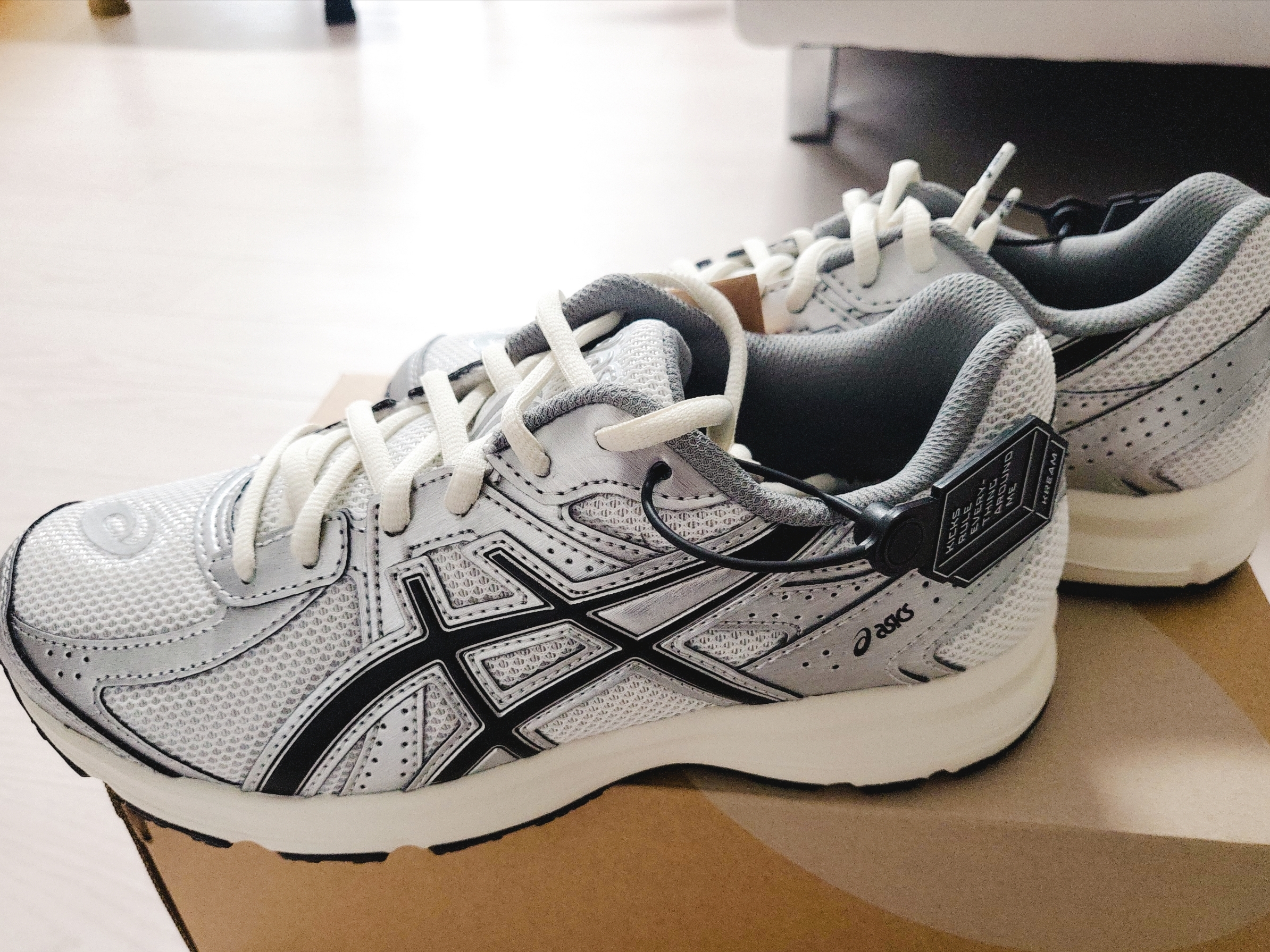 Asics Jog 100 S White Black - 2E Wide 착용 스타일