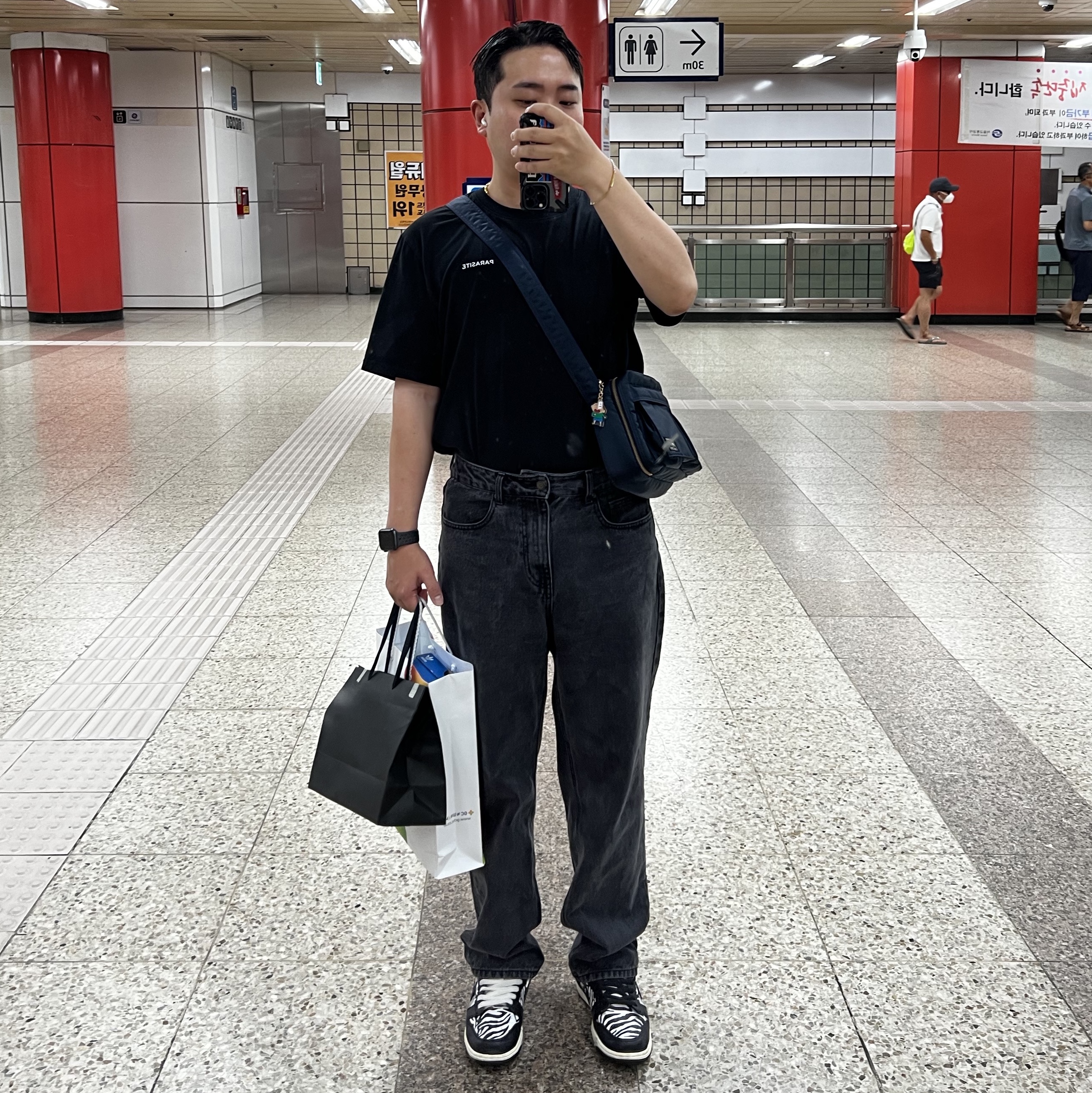 Nike x Quartersnacks SB Dunk Low Zebra Cake, Porter Tanker Shoulder Bag S Iron Blue 착용 스타일