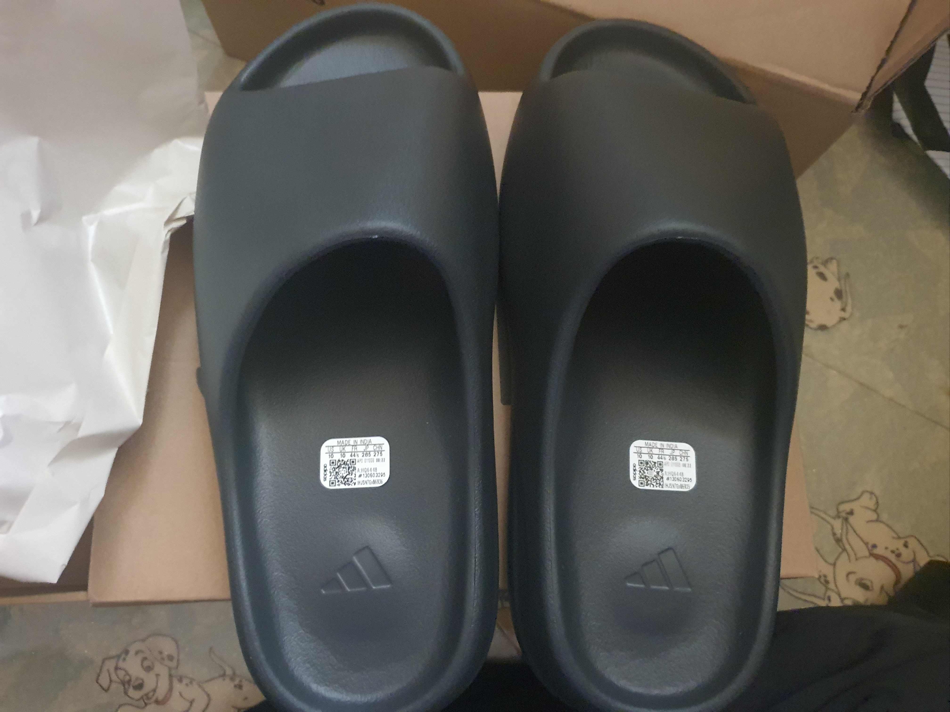 Adidas Yeezy Slide Onyx 착용 스타일