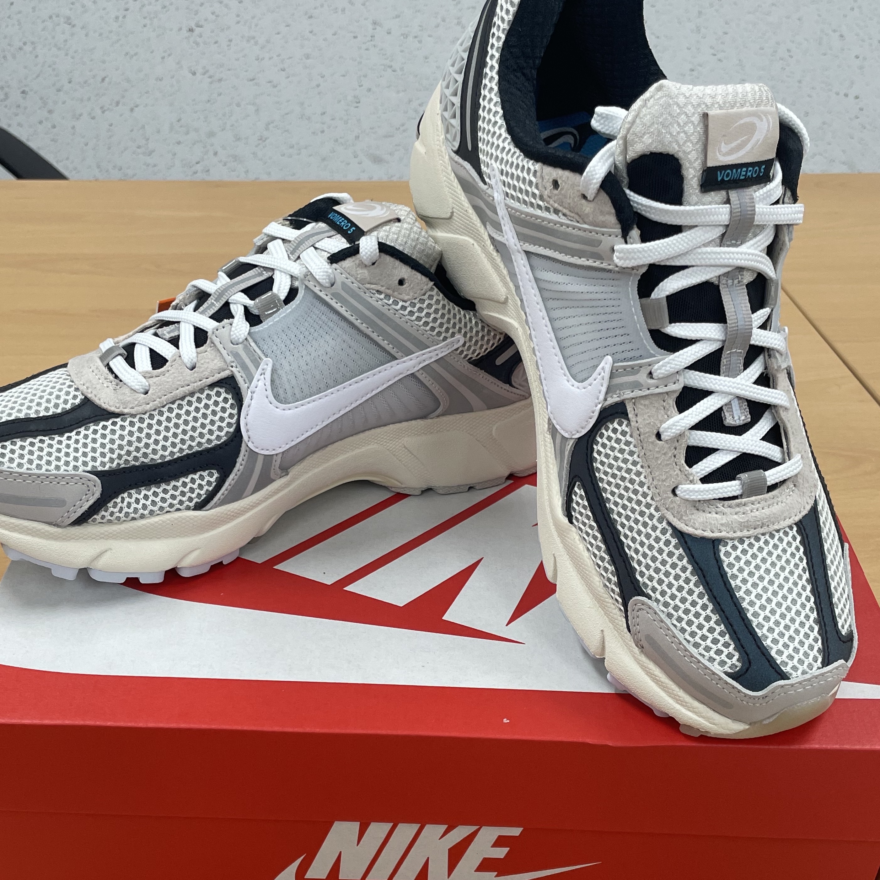 Nike Zoom Vomero 5 Light Bone and Black 착용 스타일 - 1
