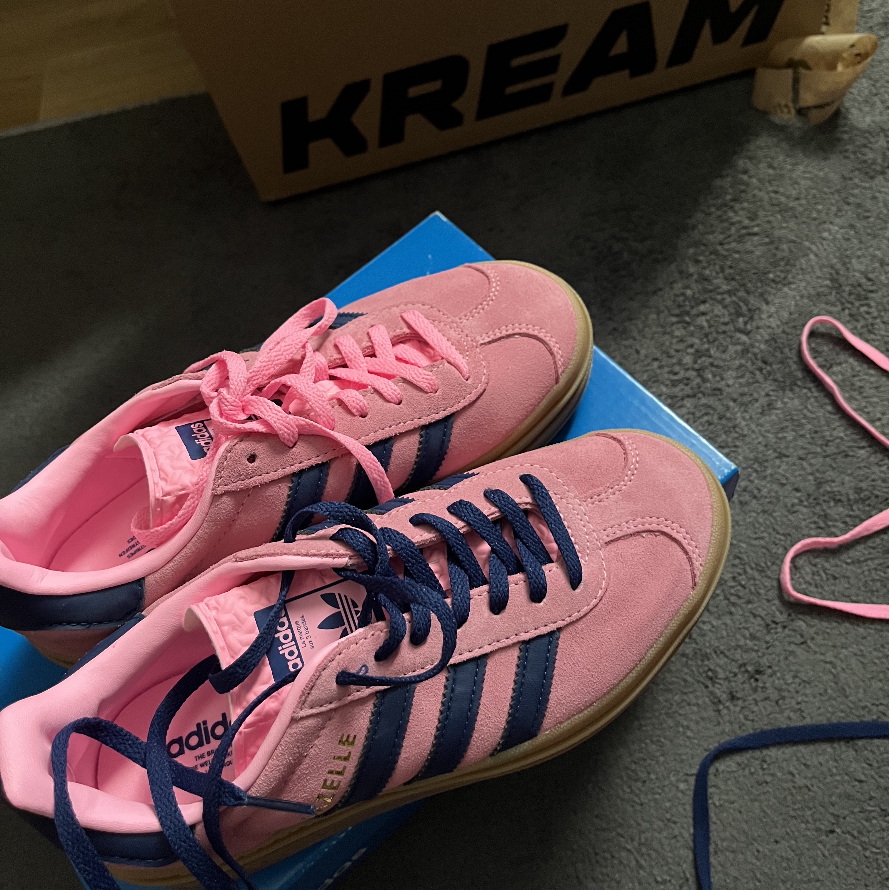 (W) Adidas Gazelle Bold Pink Glow Victory Blue 착용 스타일 - 2