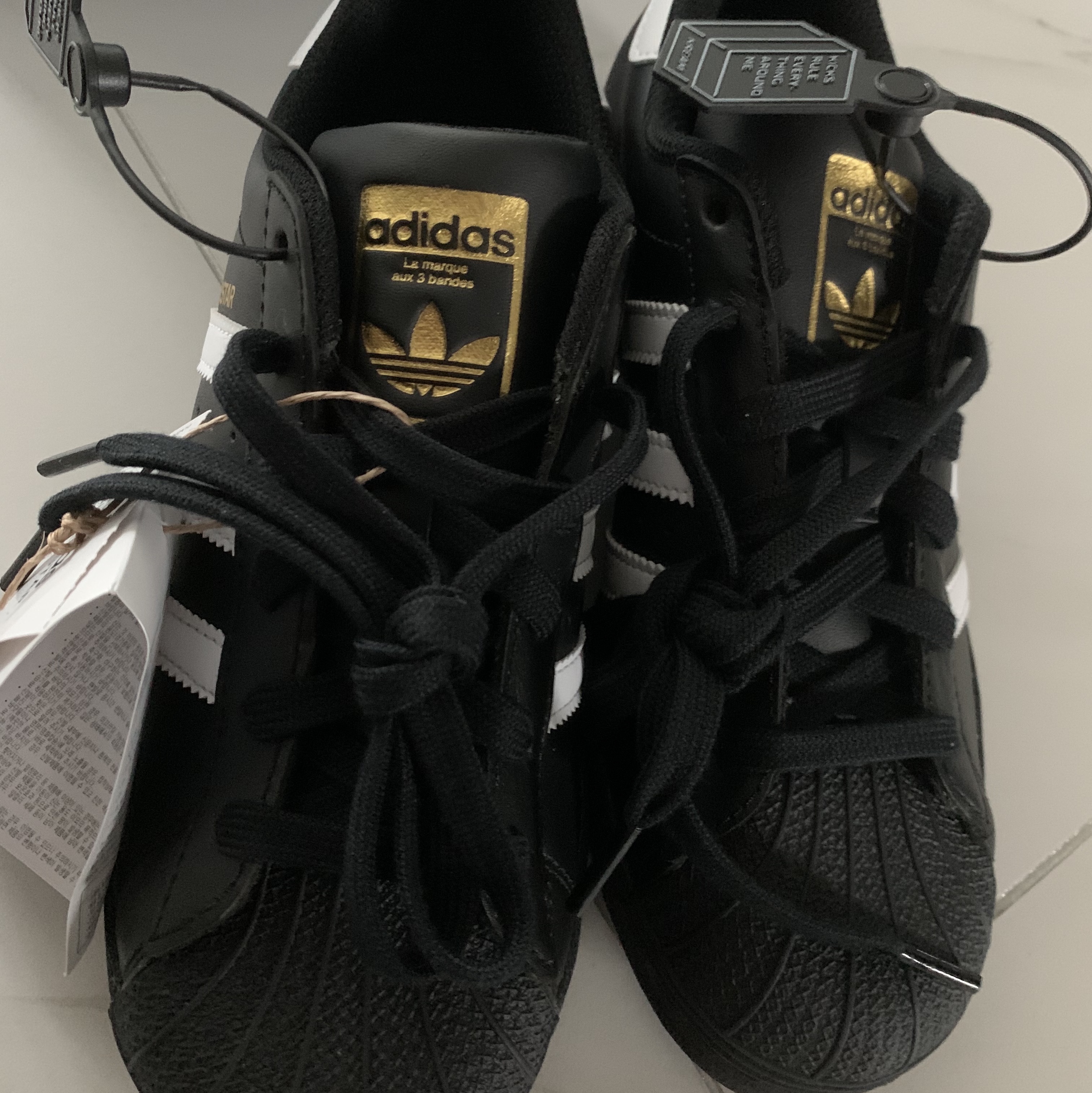 Adidas Superstar Core Black White 착용 스타일 - 1