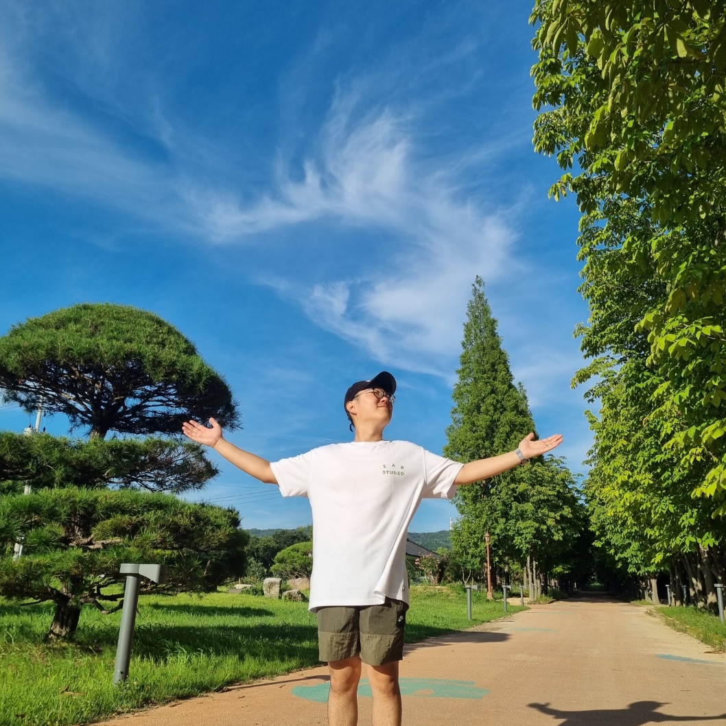 IAB Studio T-Shirt White Light Green 착용 스타일 - 2