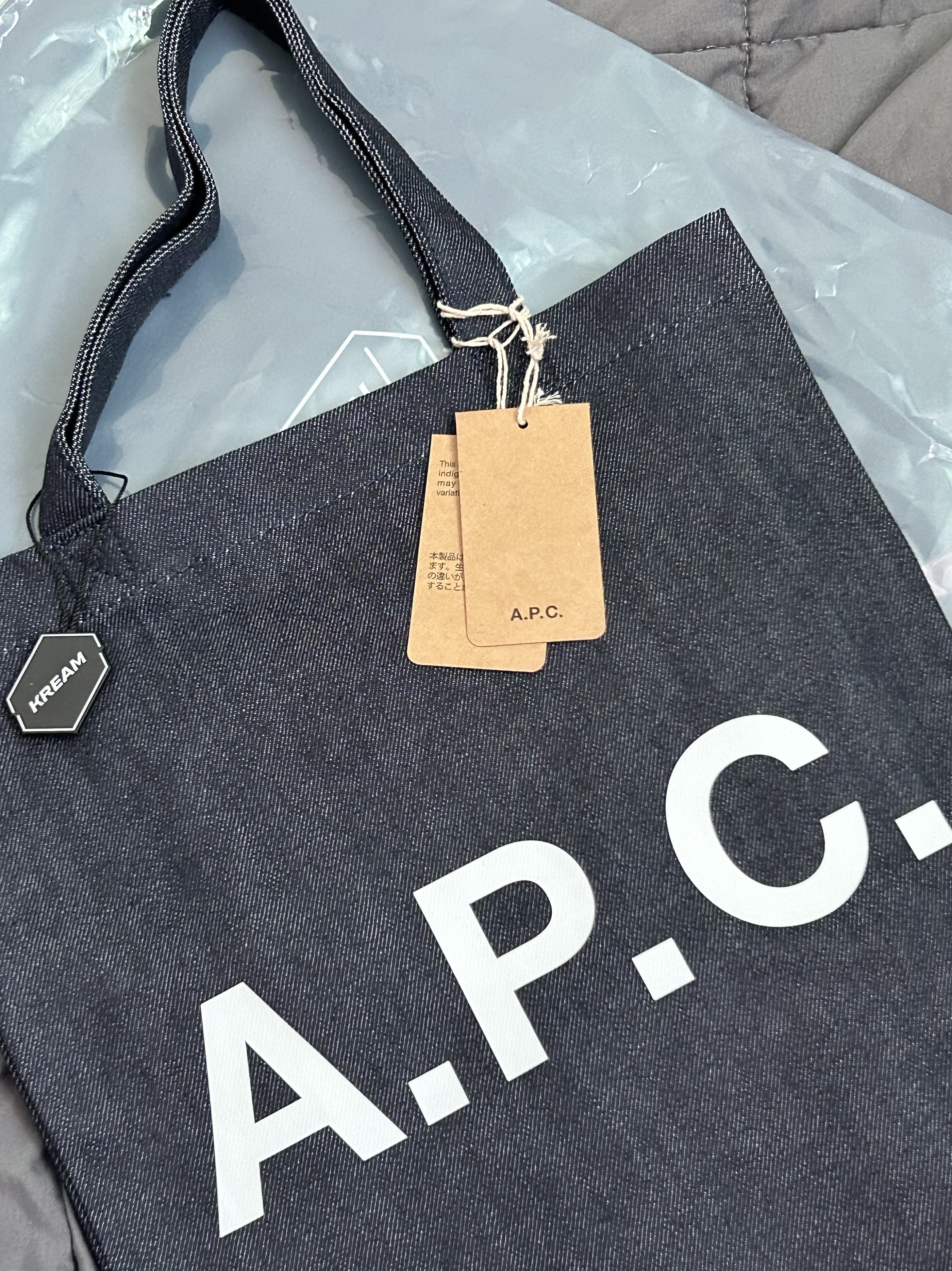 A.P.C. Lou Mini Tote Bag Indigo 착용 스타일 - 1