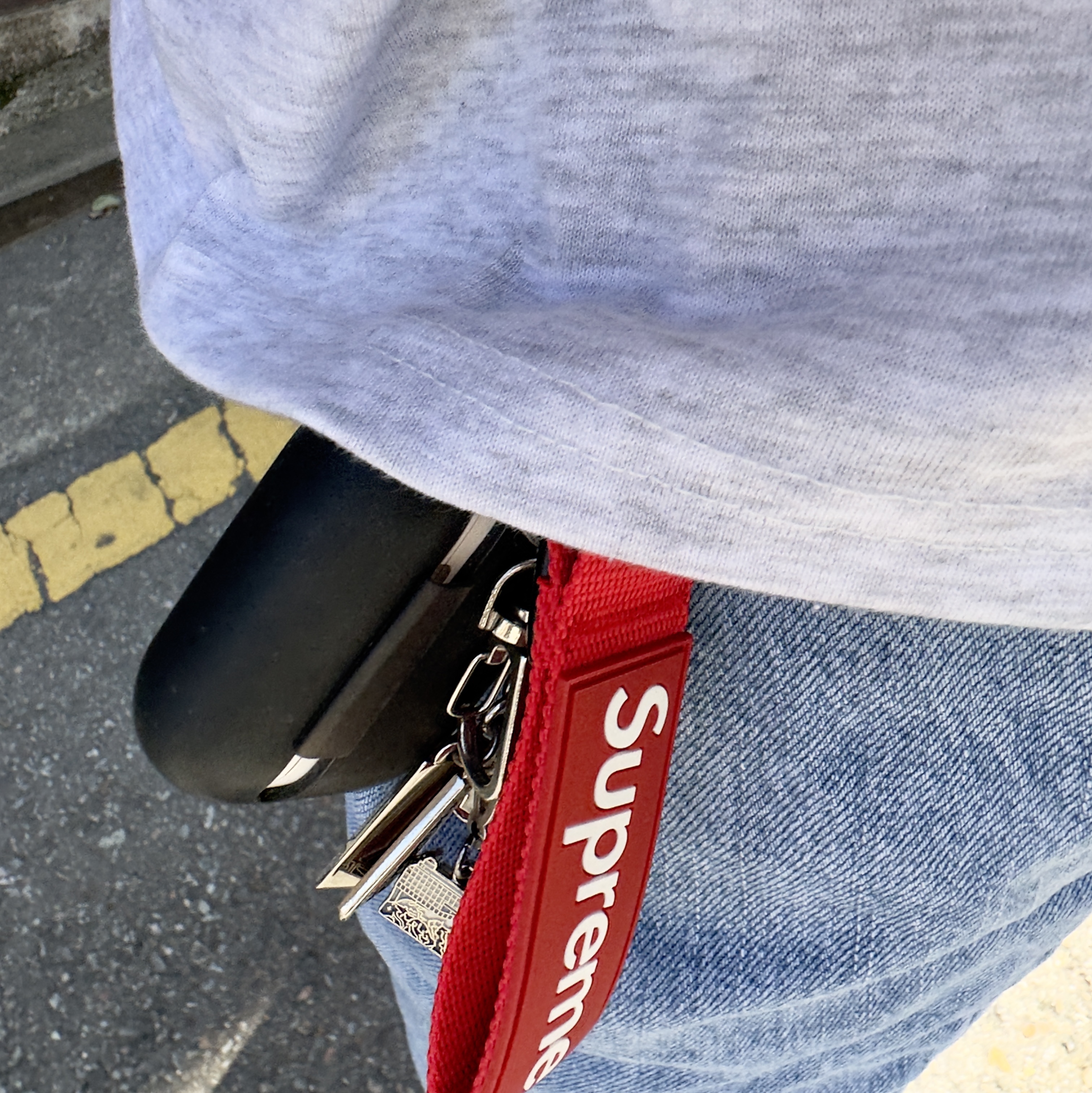 Supreme Webbing Keychain Red - 23SS 착용 스타일