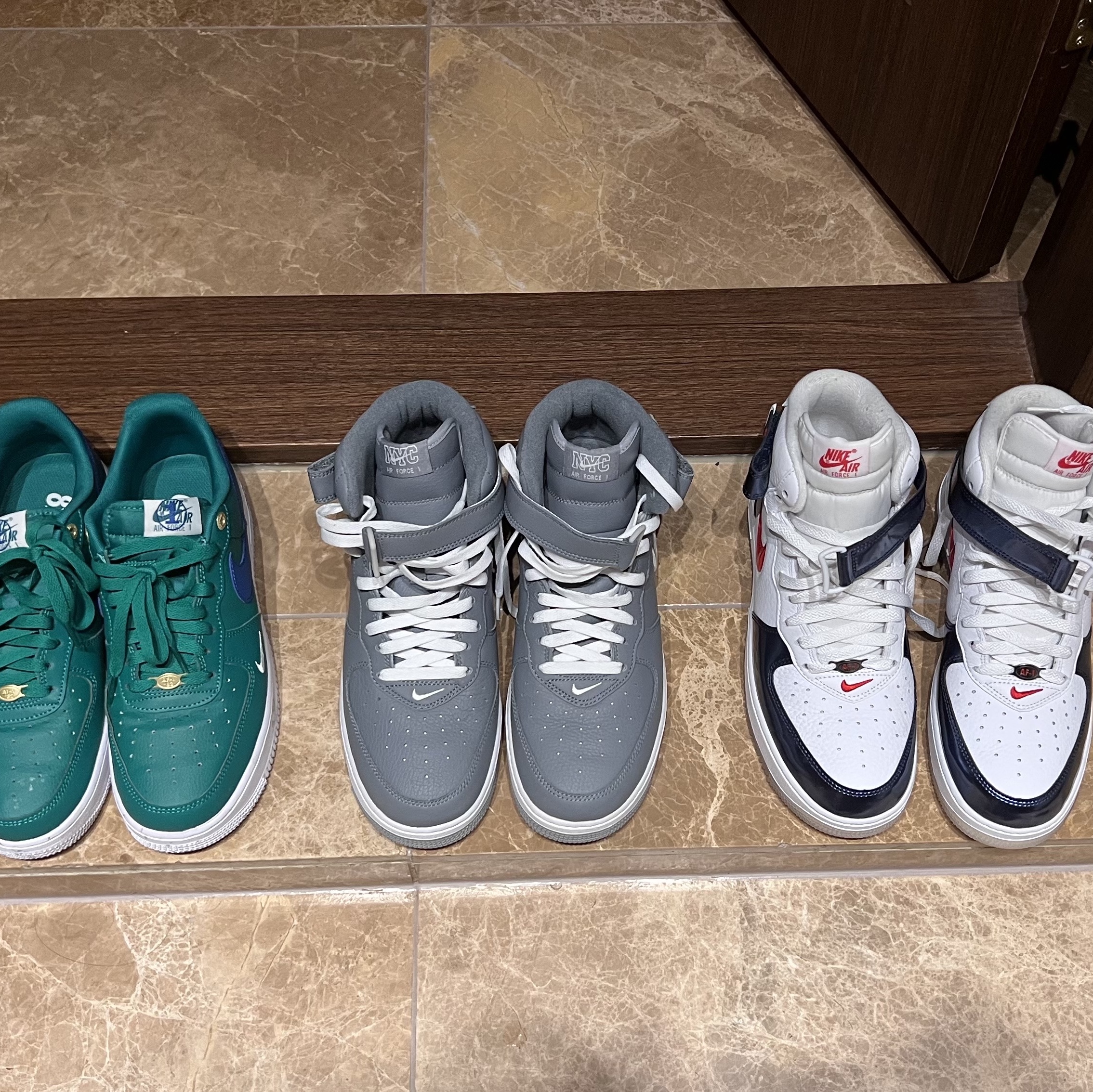 Nike Air Force 1 Mid QS University Red and Midnight Navy, Nike Air Force 1 Mid QS NYC Cool Grey 착용 스타일 - 2