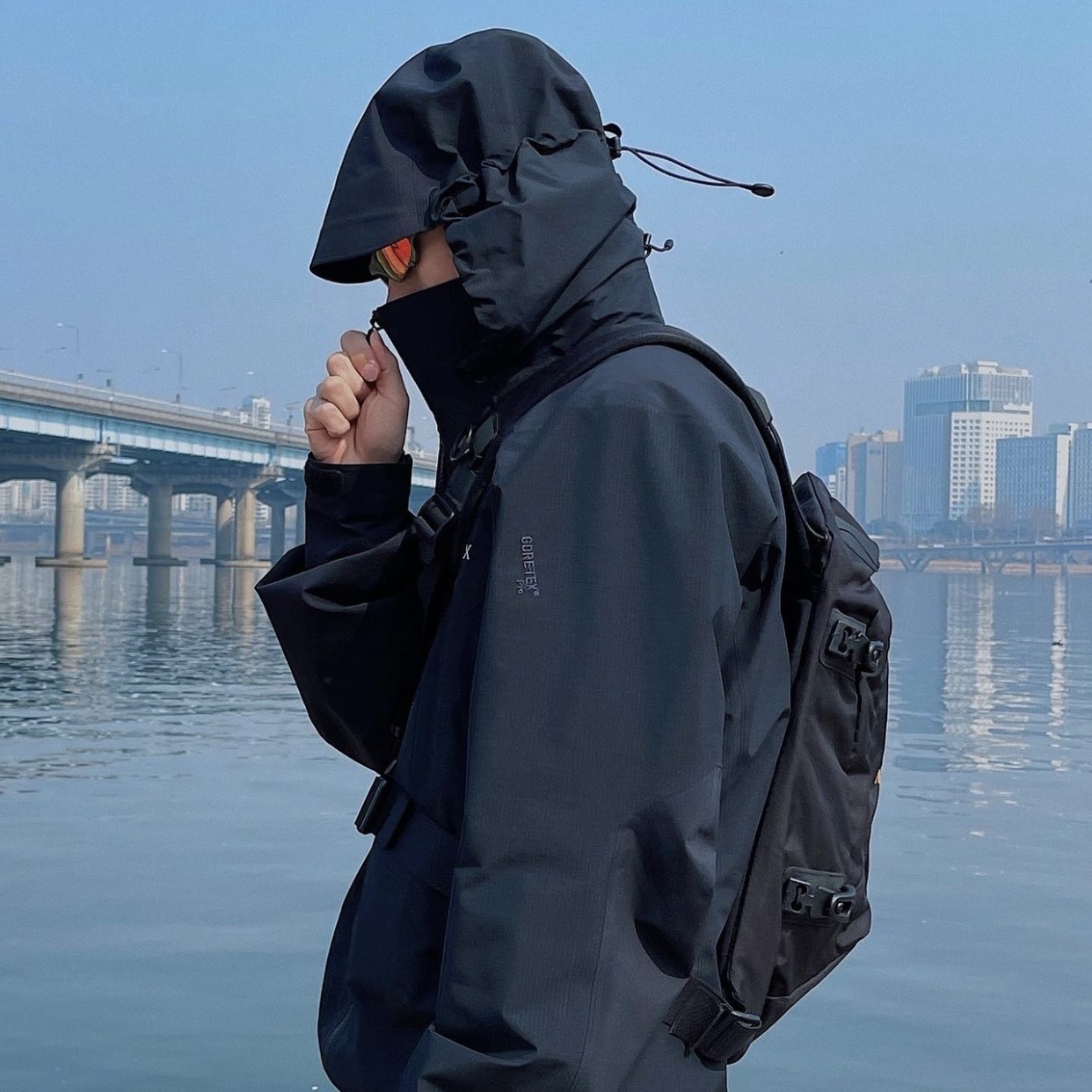 Arc'teryx Beta AR Jacket Black, Arc'teryx Quiver Crossbody Pack Black Ash 착용 스타일