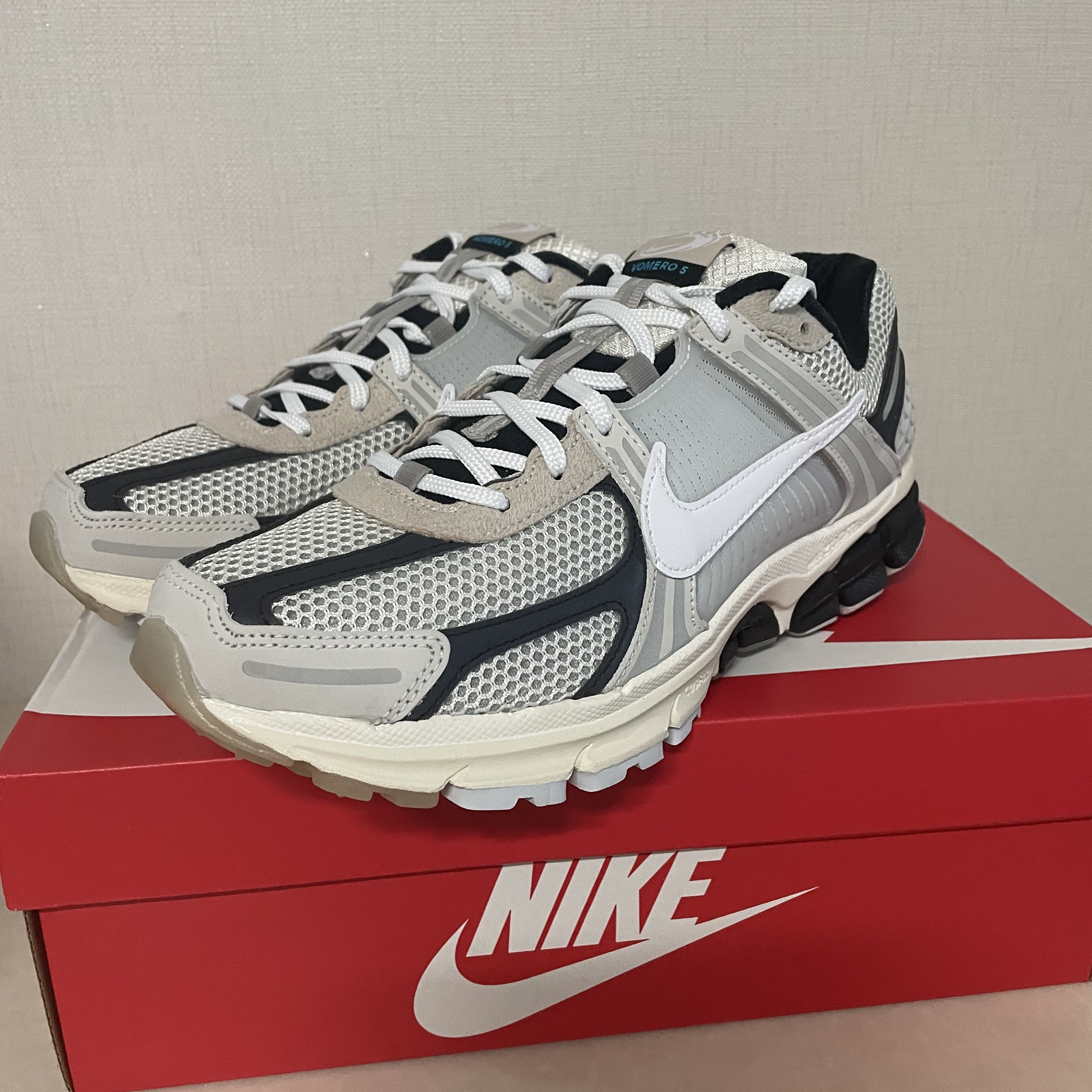 Nike Zoom Vomero 5 Light Bone and Black 착용 스타일 - 1