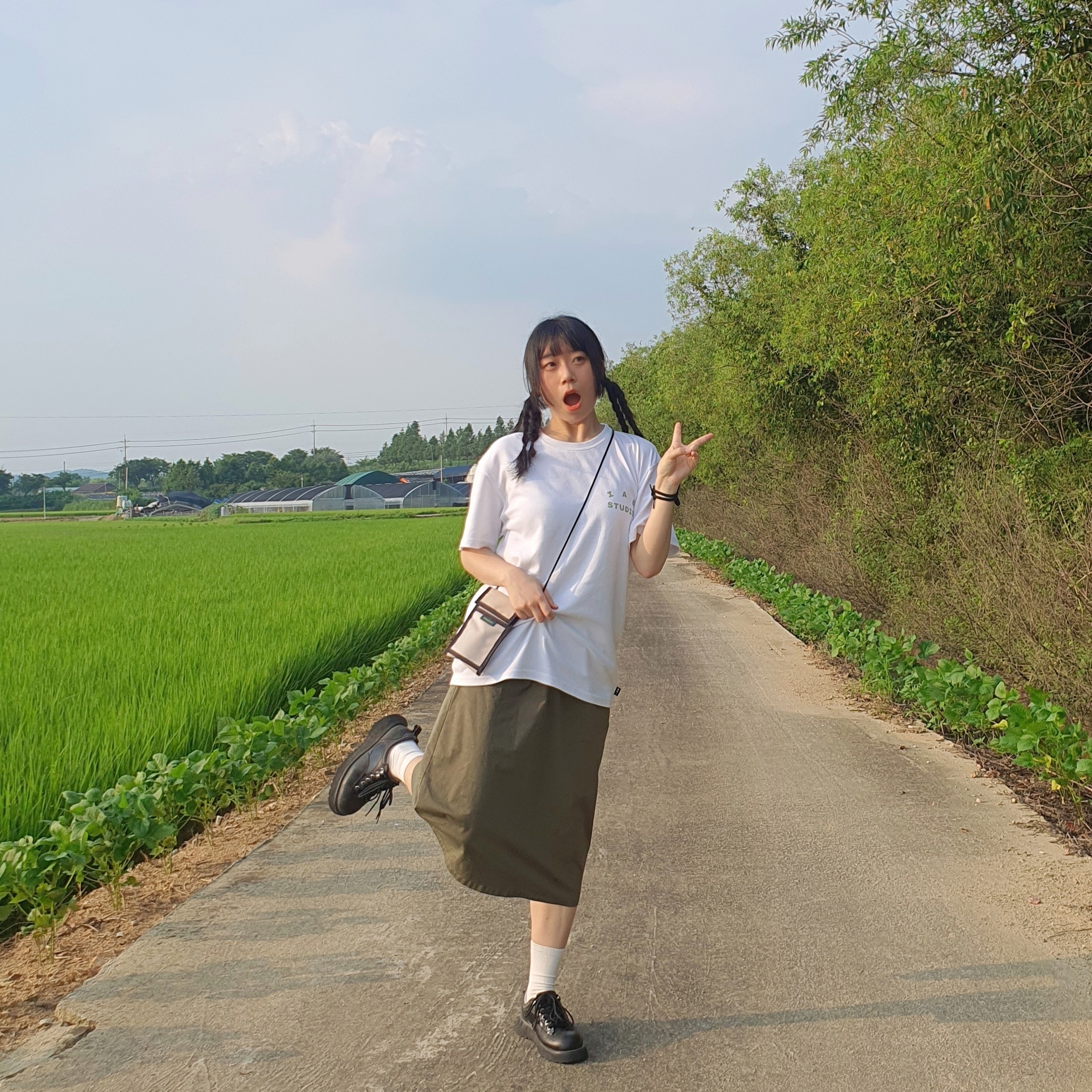 IAB Studio T-Shirt White Light Green 착용 스타일 - 3